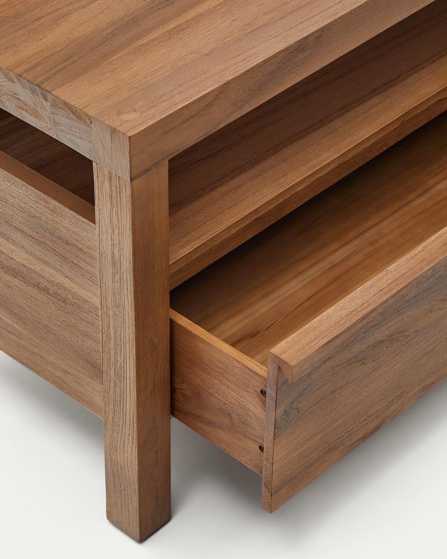 Erleben Sie das Sashi TV-Möbel aus massivem Teakholz (200 x 40 cm) von Kave Home – eine harmonische Verbindung von Funktionalität und zeitloser Eleganz.