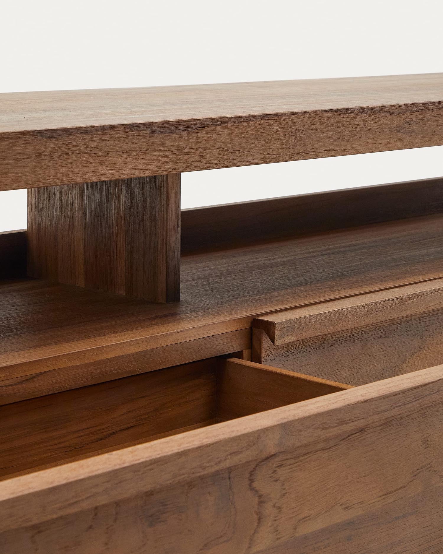 Entdecken Sie das Sashi TV-Möbel aus massivem Teakholz (200 x 40 cm) von Kave Home – robust, stilvoll und ideal für Ihre Unterhaltungselektronik.