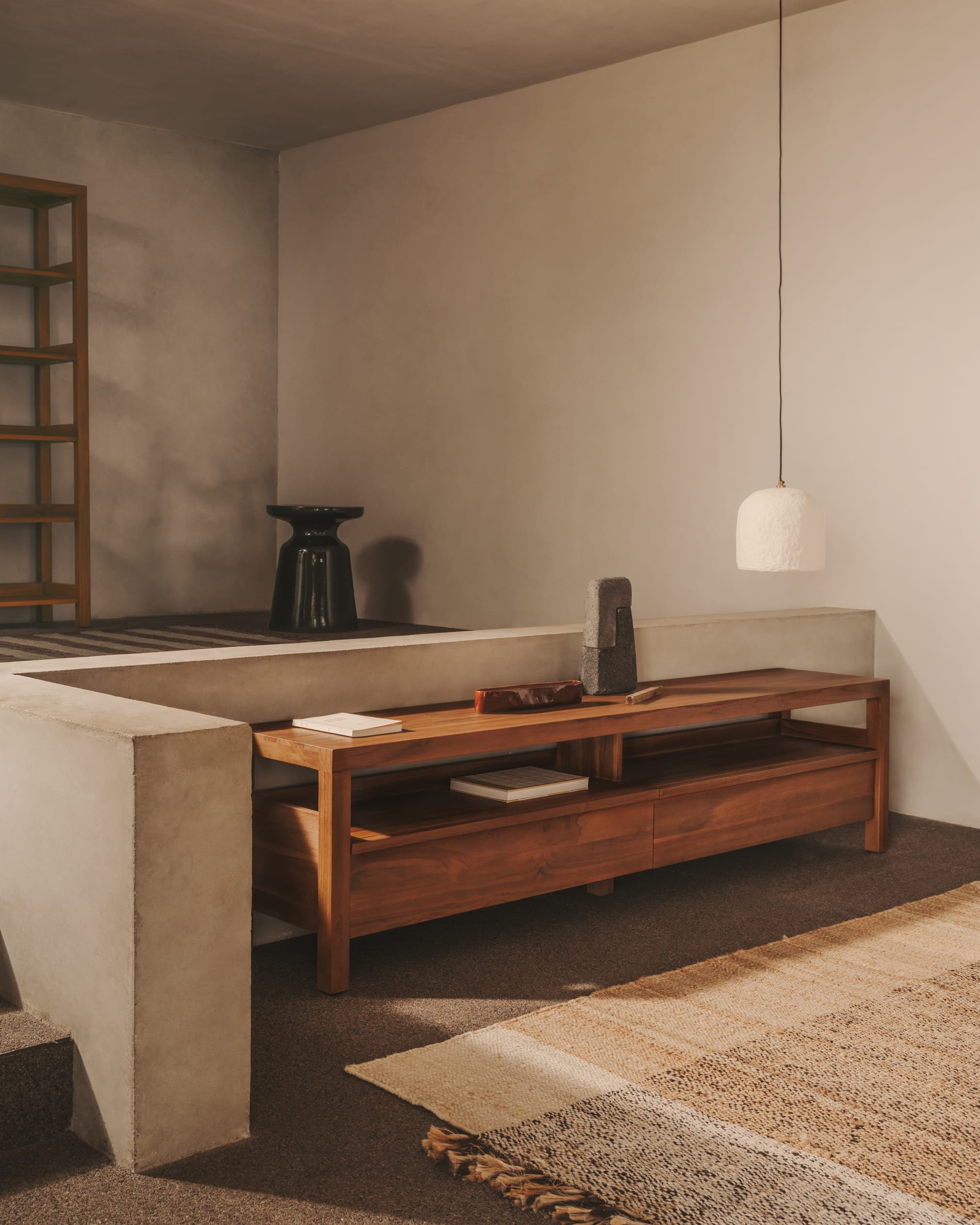 Das Sashi TV-Möbel aus massivem Teakholz (200x40 cm) von Kave Home vereint zeitloses Design mit hochwertiger Verarbeitung.