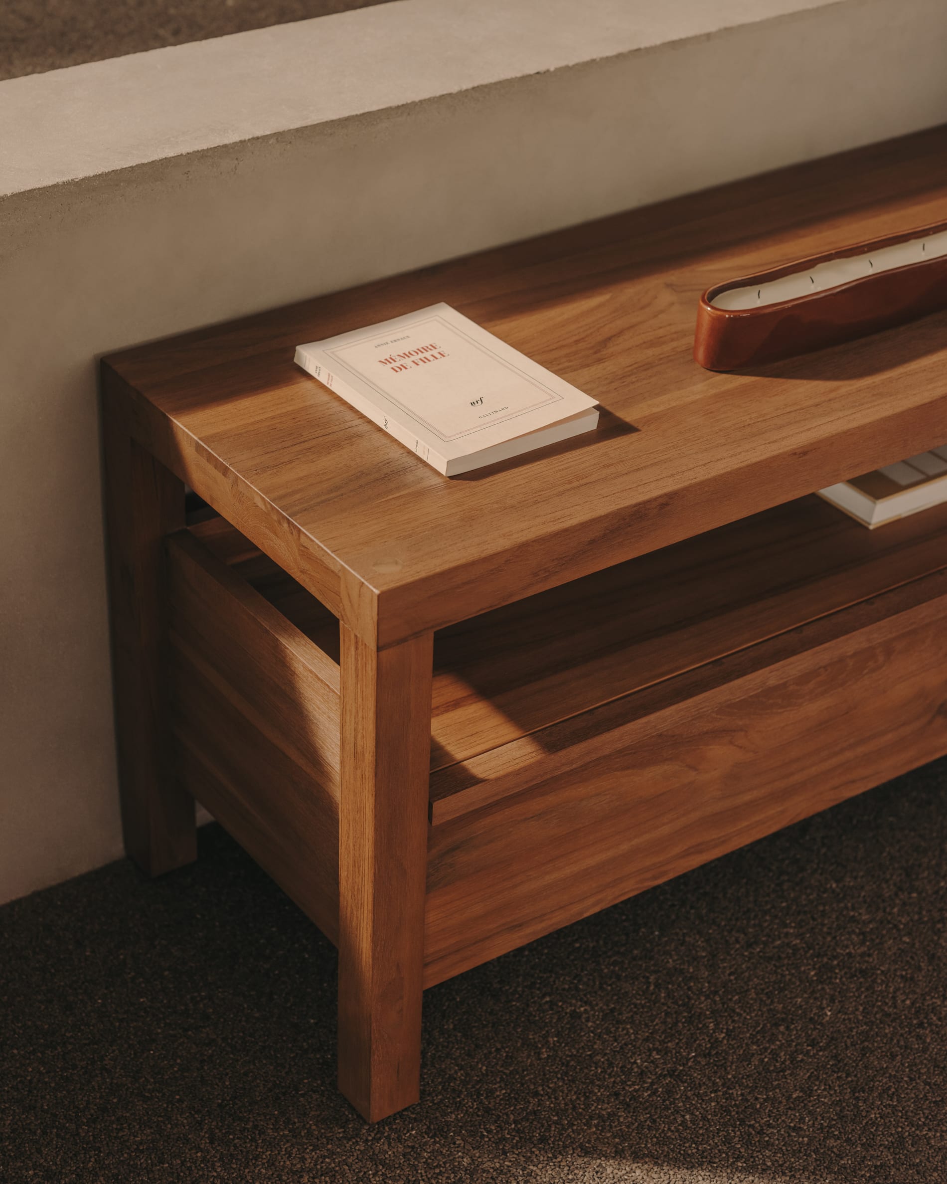 Das Sashi TV-Möbel aus Teakholz (200x40 cm) von Kave Home bietet elegantes Design und langlebige Qualität für Ihr Zuhause.