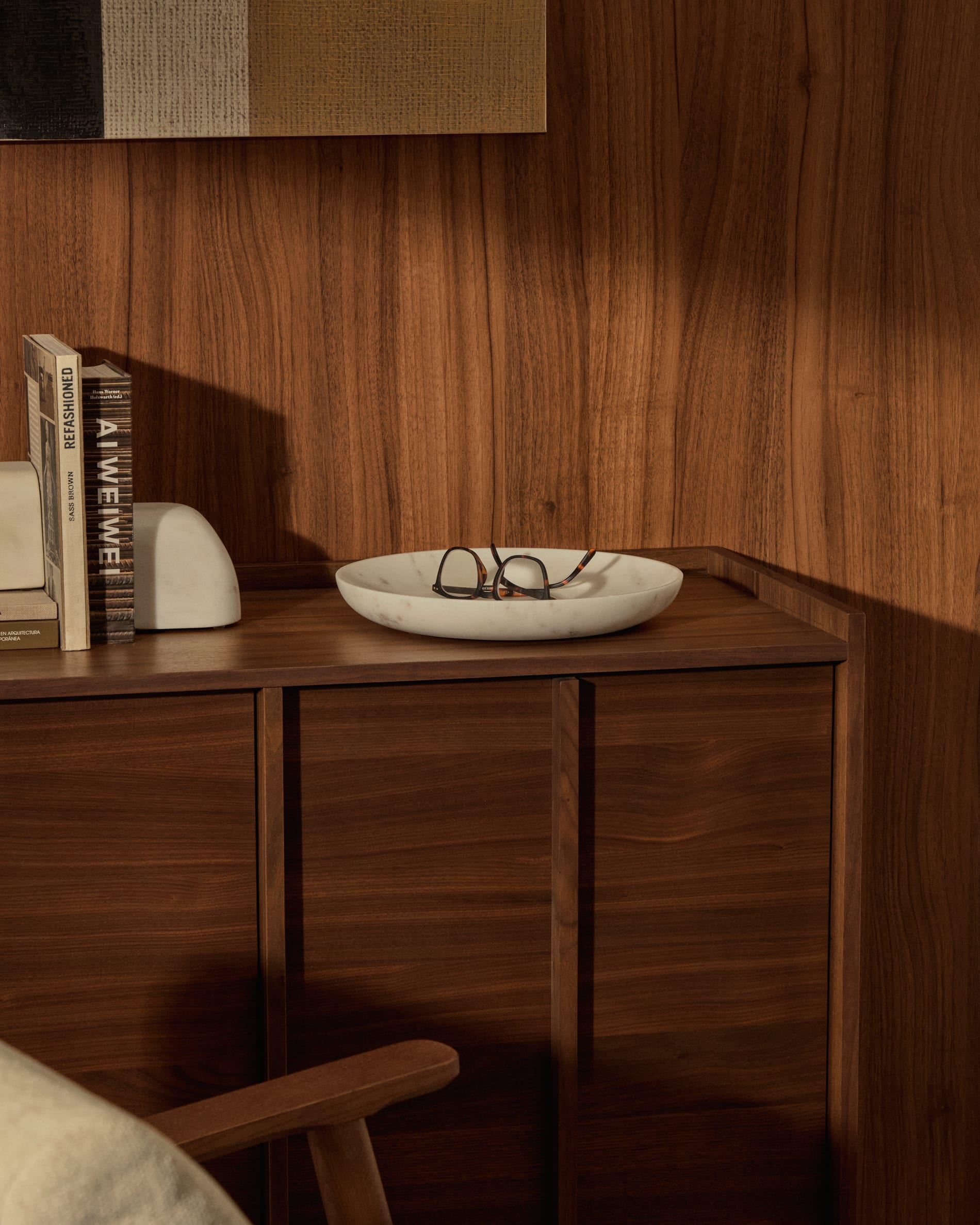 Stilvolles TV-Möbel Onix aus dunklem Walnussfurnier, 200 x 45 cm. Perfekte Kombination aus Eleganz, Funktionalität und Nachhaltigkeit.