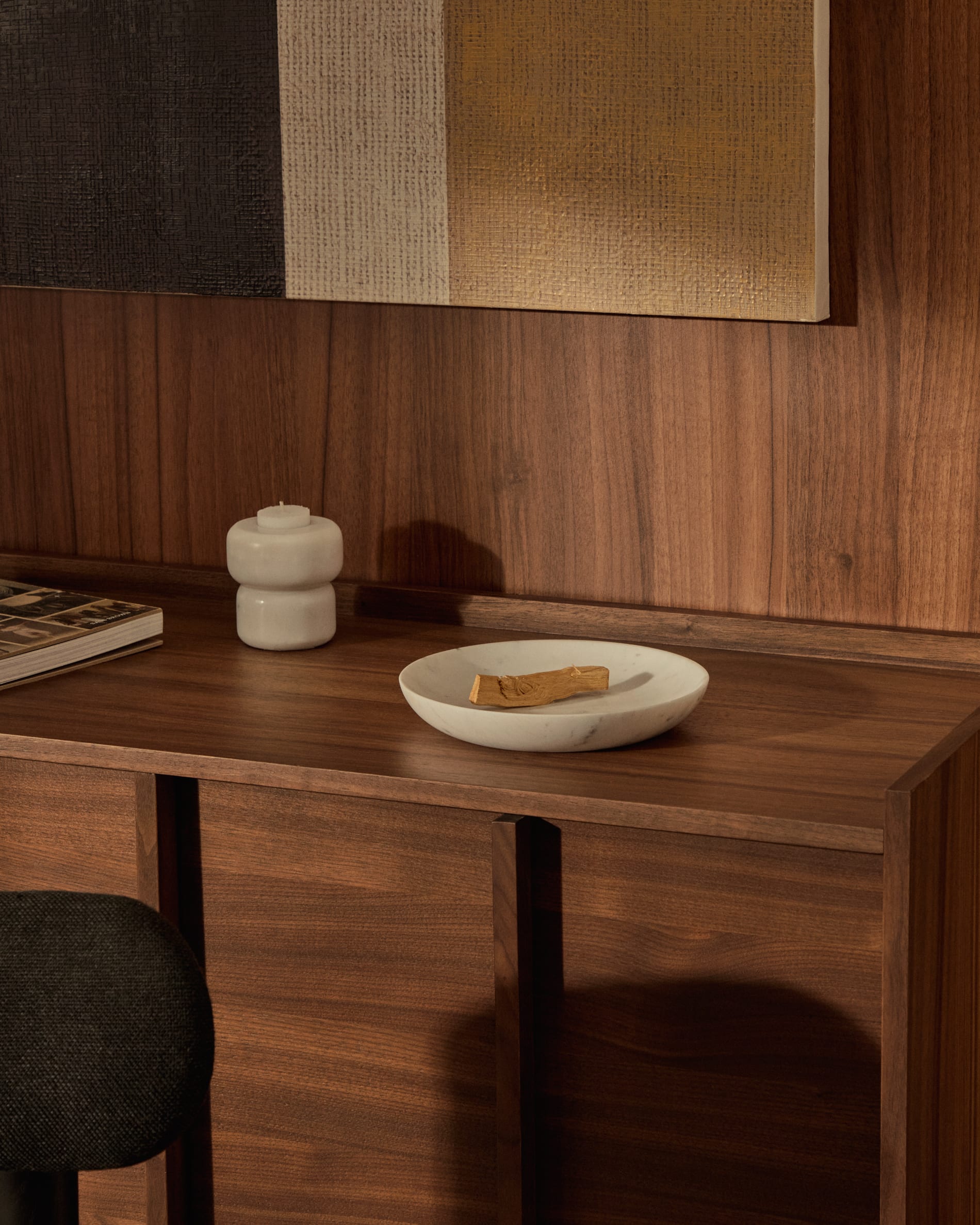 Stilvolles TV-Möbel Onix aus dunklem Walnussfurnier, 200 x 45 cm. Nachhaltig, funktional und inspiriert von japanischer Architektur.