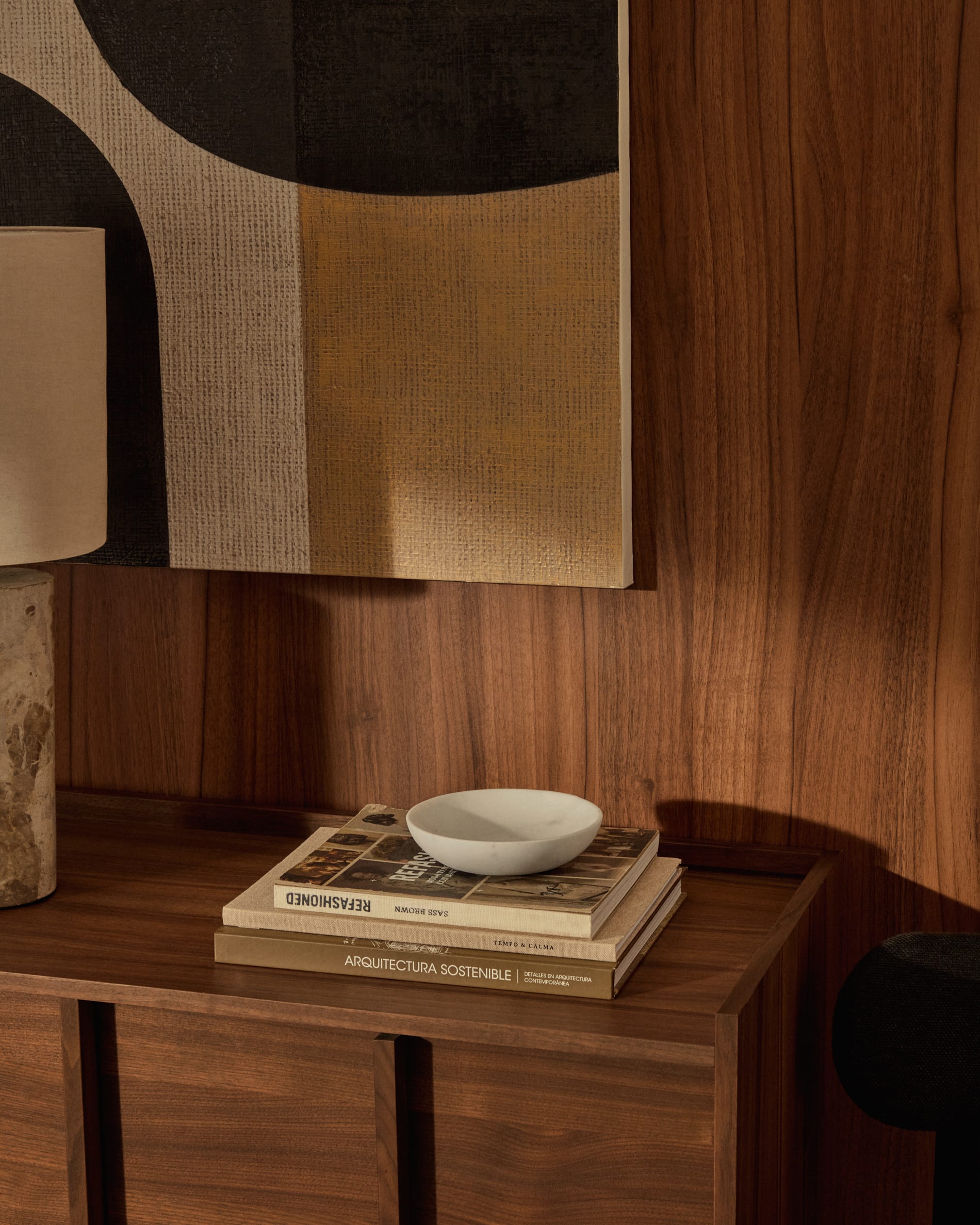 Stilvolles TV-Möbel Onix aus dunklem Walnussfurnier, 200 x 45 cm. Nachhaltig, praktisch und inspiriert von japanischer Ästhetik.