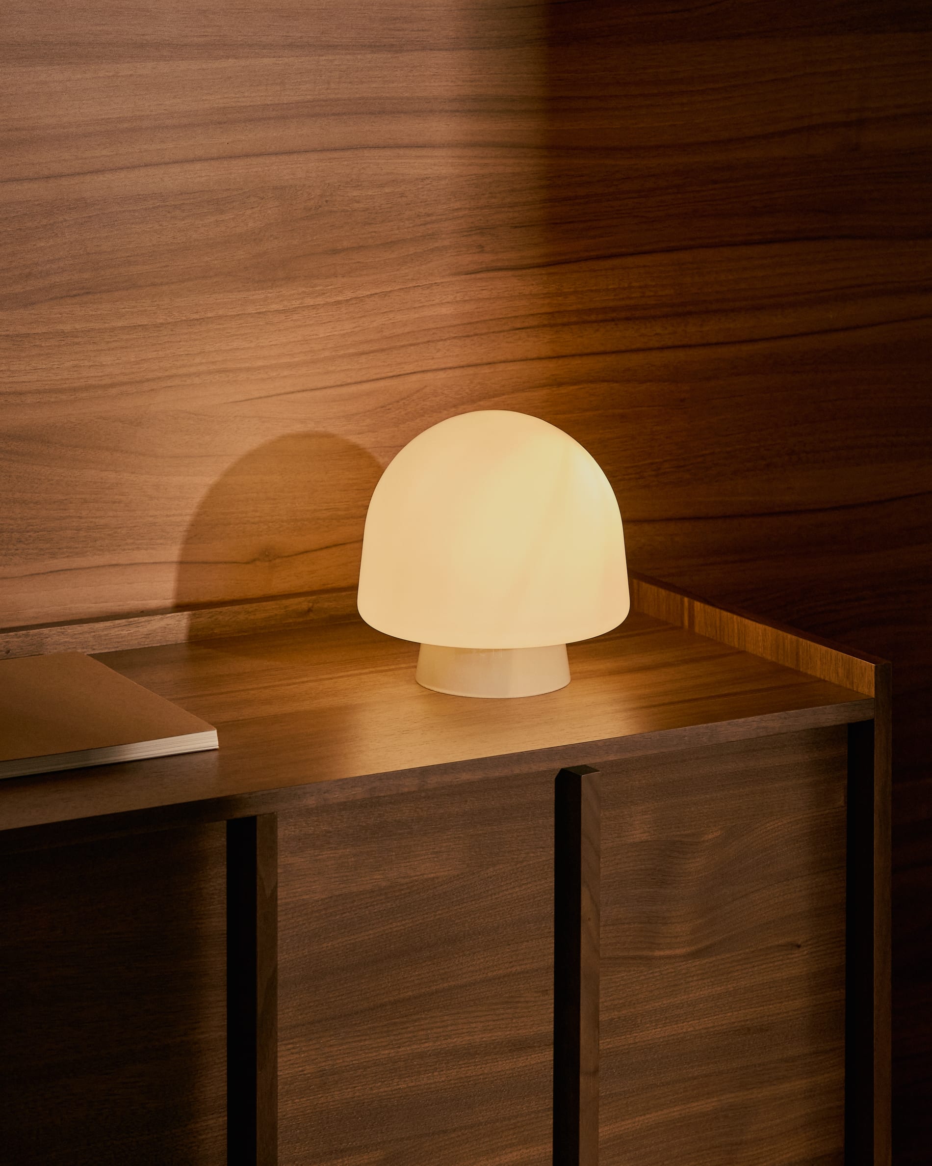 Elegantes TV-Möbel Onix aus FSC-zertifiziertem Walnussfurnier, 200 x 45 cm. Funktional, nachhaltig und inspiriert von japanischer Ästhetik.