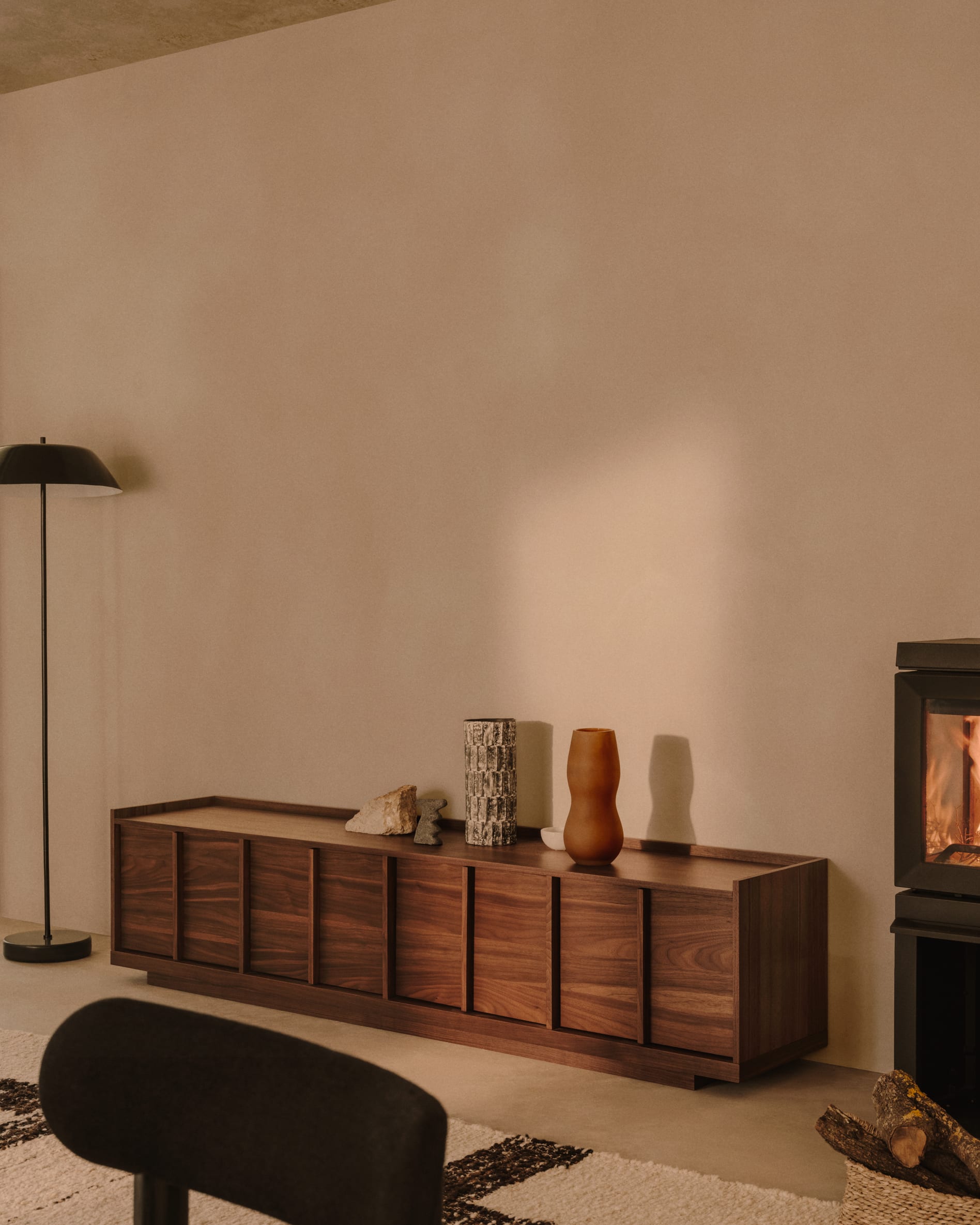 TV-Möbel Onix, 200x45 cm, aus Walnussfurnier mit dunklem Finish, FSC Mix Credit, stilvoll und nachhaltig für Ihr Zuhause.