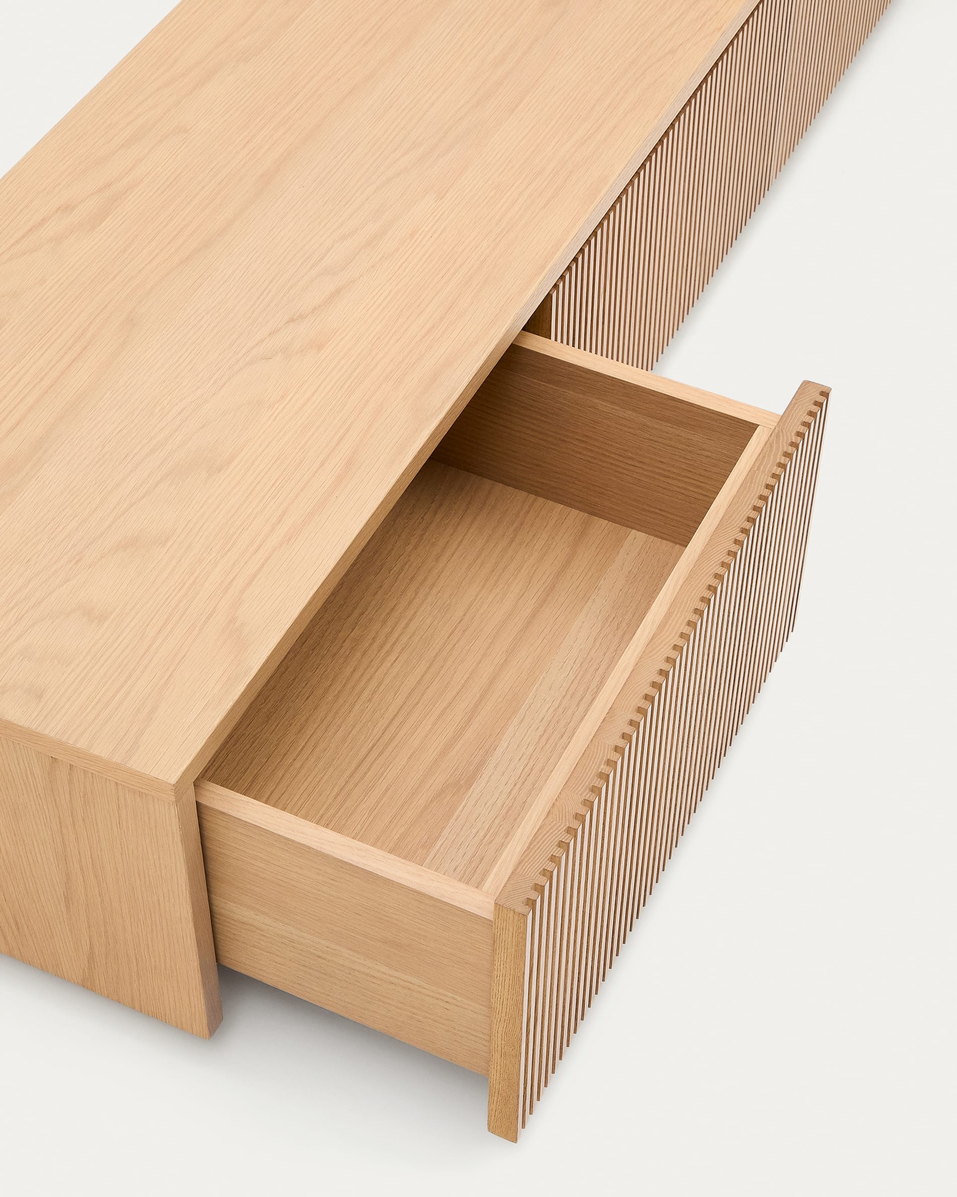 Entdecken Sie das elegante TV-Möbel Helvine von Kave Home: 200 x 40 cm, 4 Schubladen, aus FSC-zertifiziertem Holz für stilvolle und nachhaltige Wohnräume.