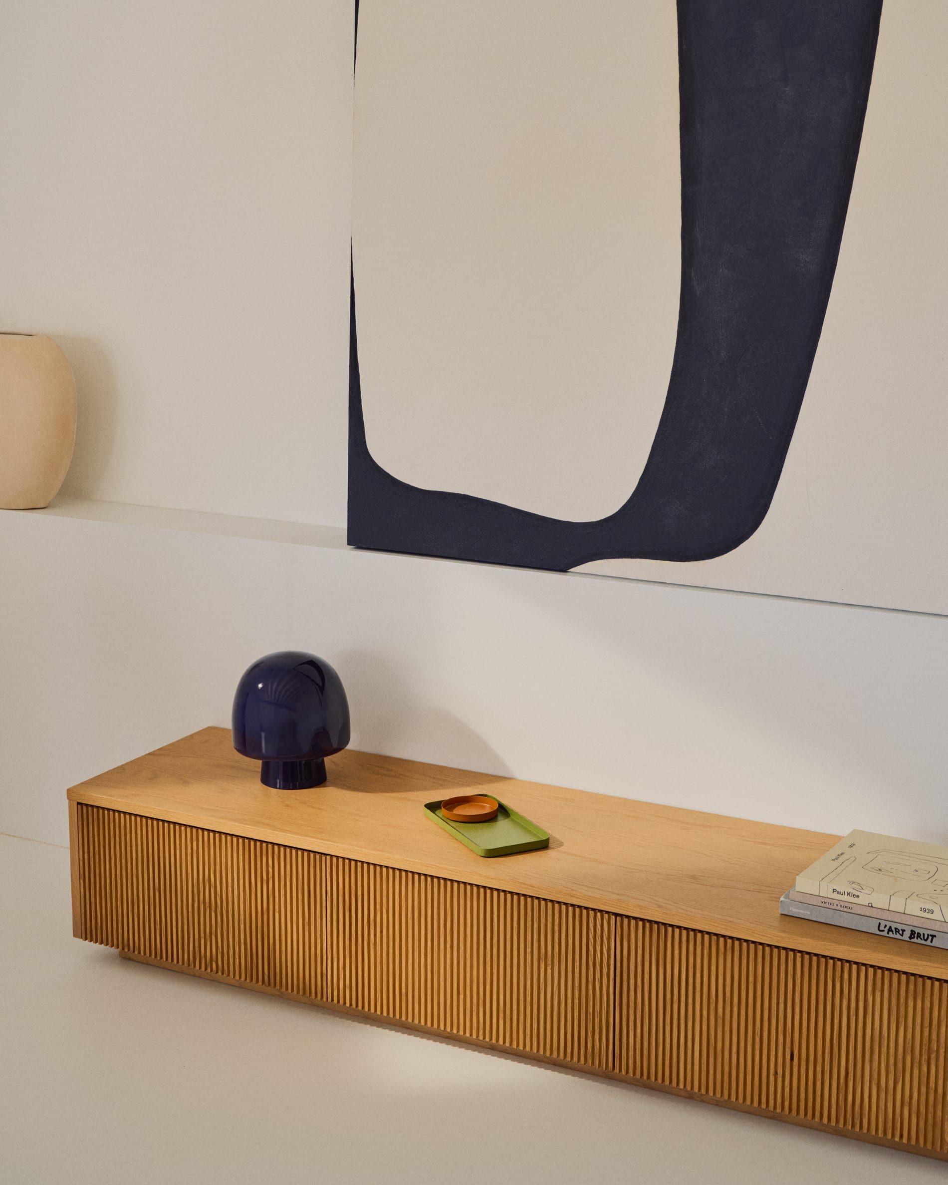 Entdecken Sie das elegante TV-Möbel Helvine von Kave Home: 200 x 40 cm, 4 Schubladen, aus FSC-zertifiziertem Holz für stilvolle und nachhaltige Wohnräume.