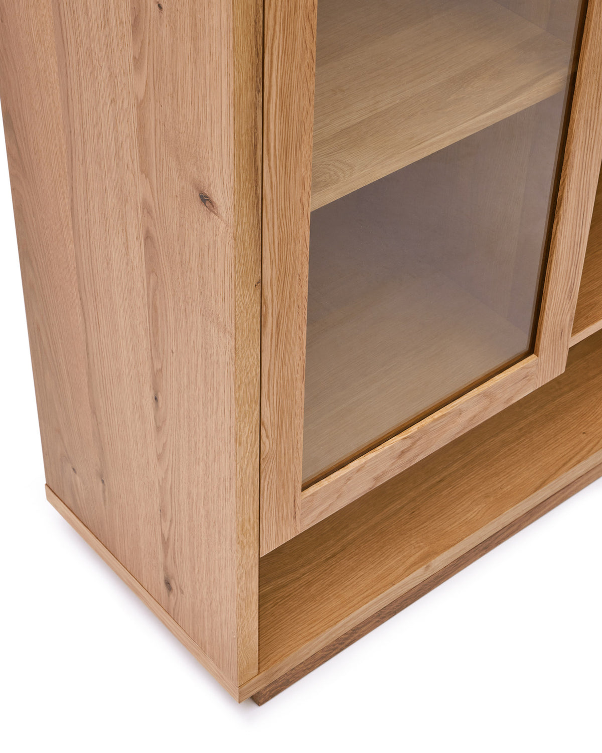 Alguema Vitrine aus Eichenfurnier mit natürlichem Finish 100 x 185 cm in Natur präsentiert im Onlineshop von KAQTU Design AG. Vitrine ist von Kave Home