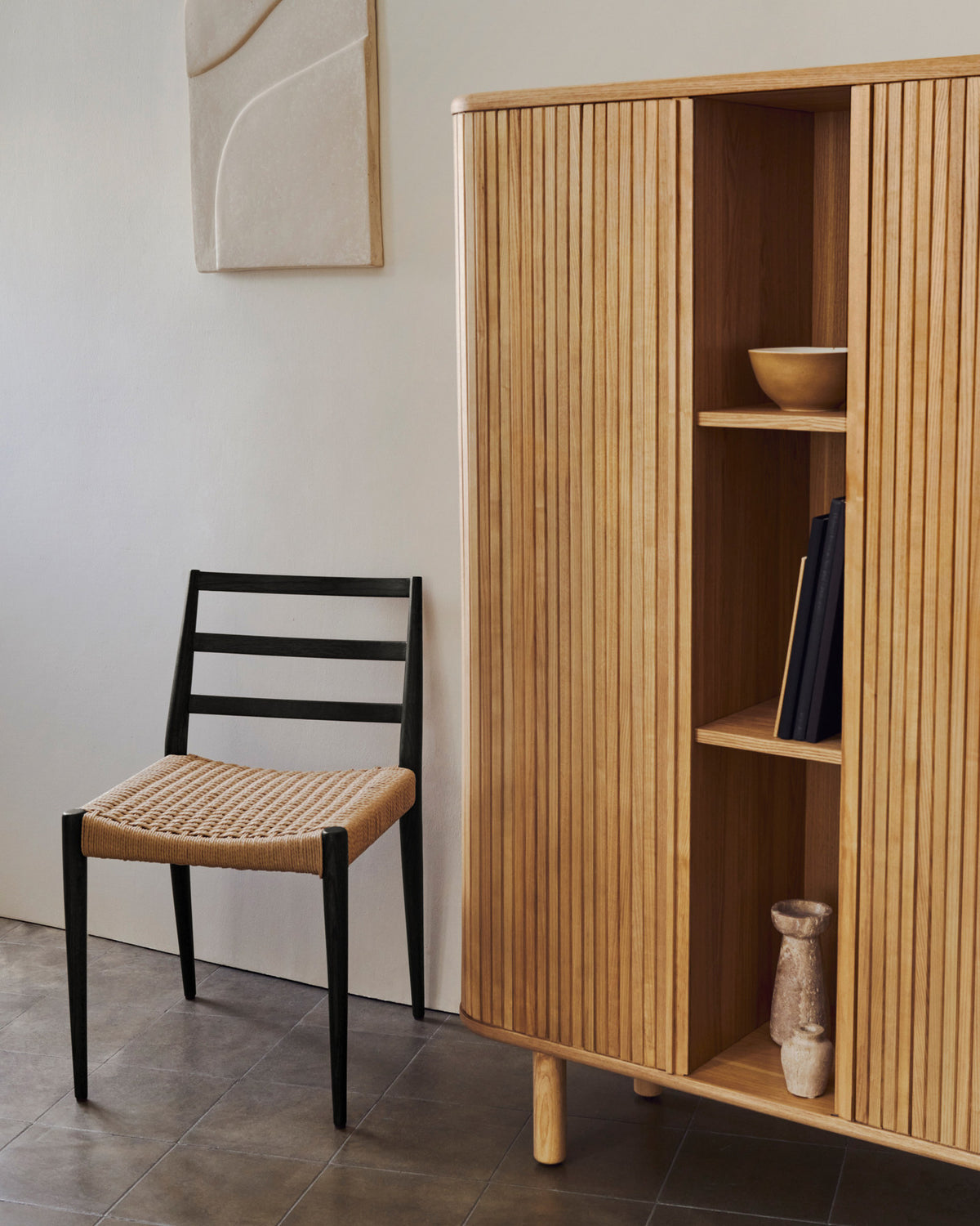 Mailen Highboard 2 Türen mit Eschenfurnier und natürlichem Finish 110 x 160 cm in Natur präsentiert im Onlineshop von KAQTU Design AG. High-Sideboard ist von Kave Home