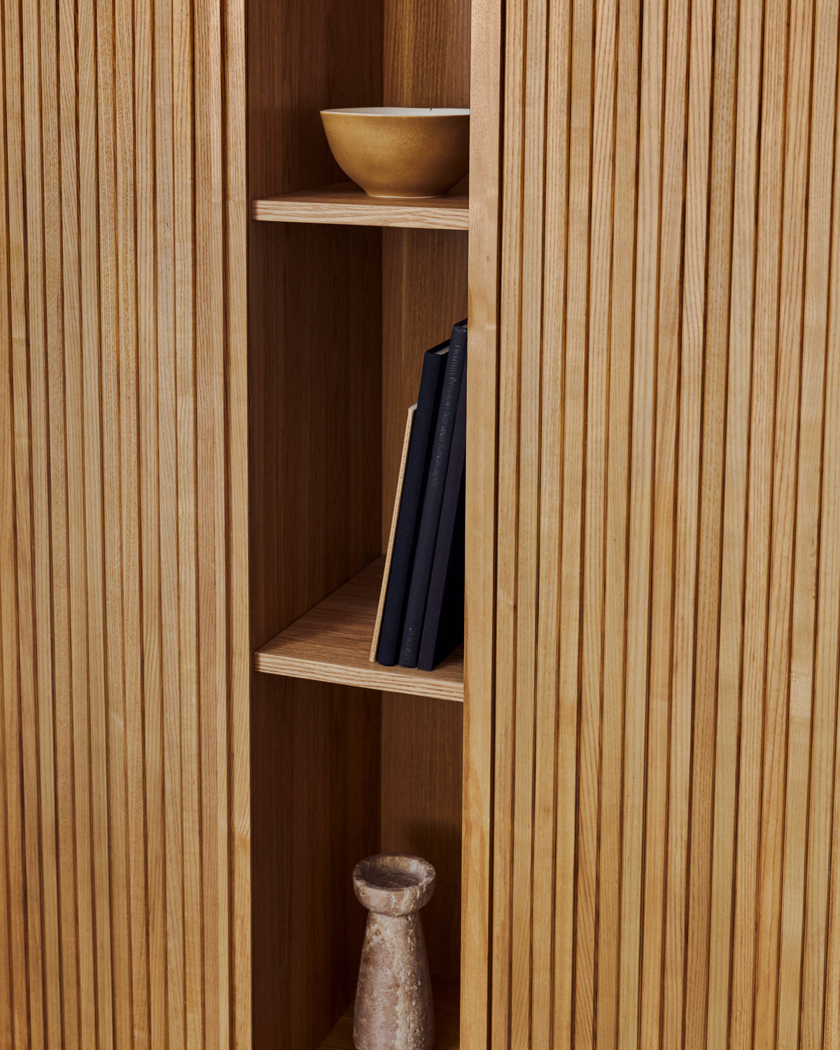 Mailen Highboard 2 Türen mit Eschenfurnier und natürlichem Finish 110 x 160 cm in Natur präsentiert im Onlineshop von KAQTU Design AG. High-Sideboard ist von Kave Home