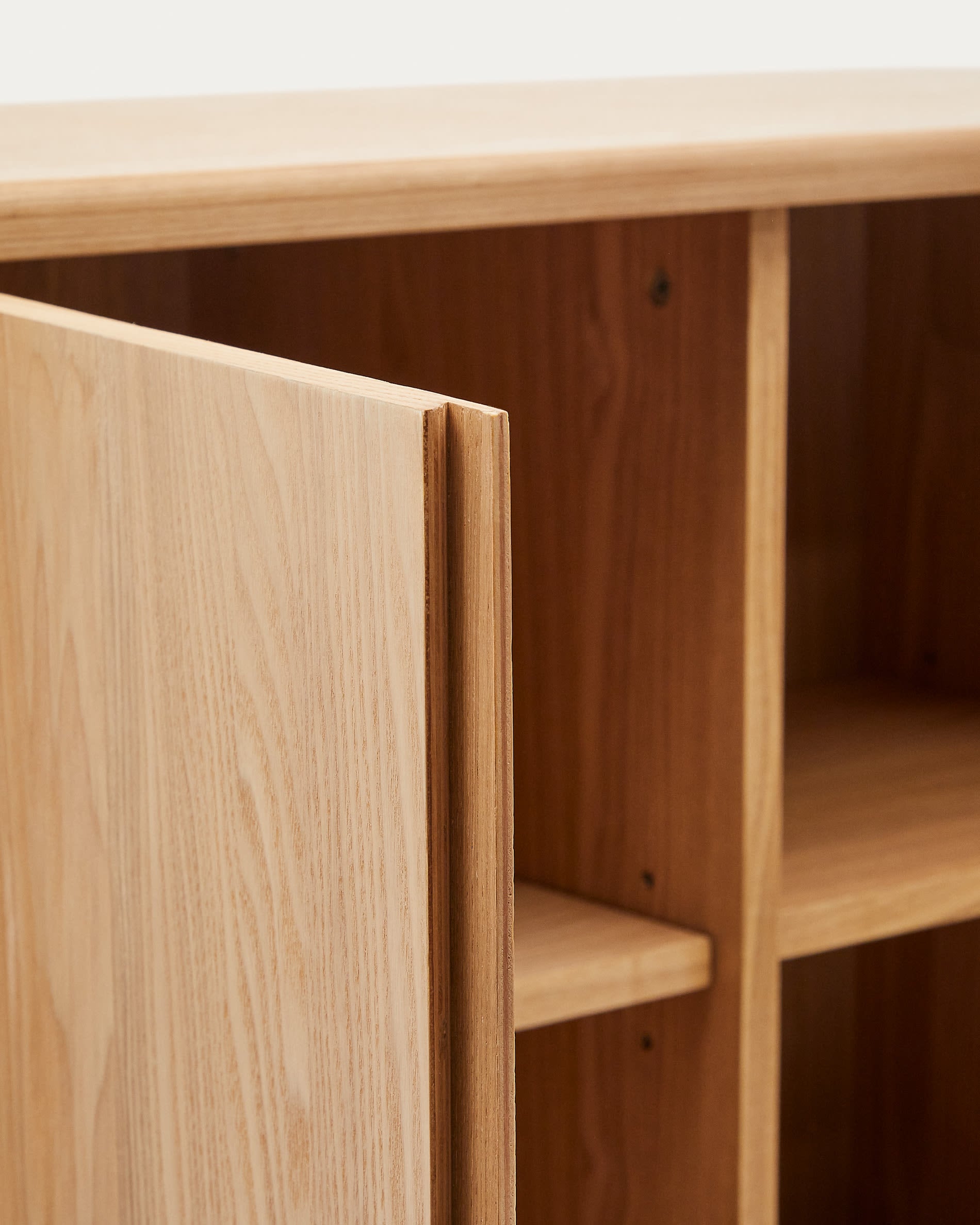 Elegantes Salaya Highboard aus hochwertigem Eschenfurnier, 100 x 134 cm, vereint Funktionalität und stilvolles Design für Ihr Zuhause.