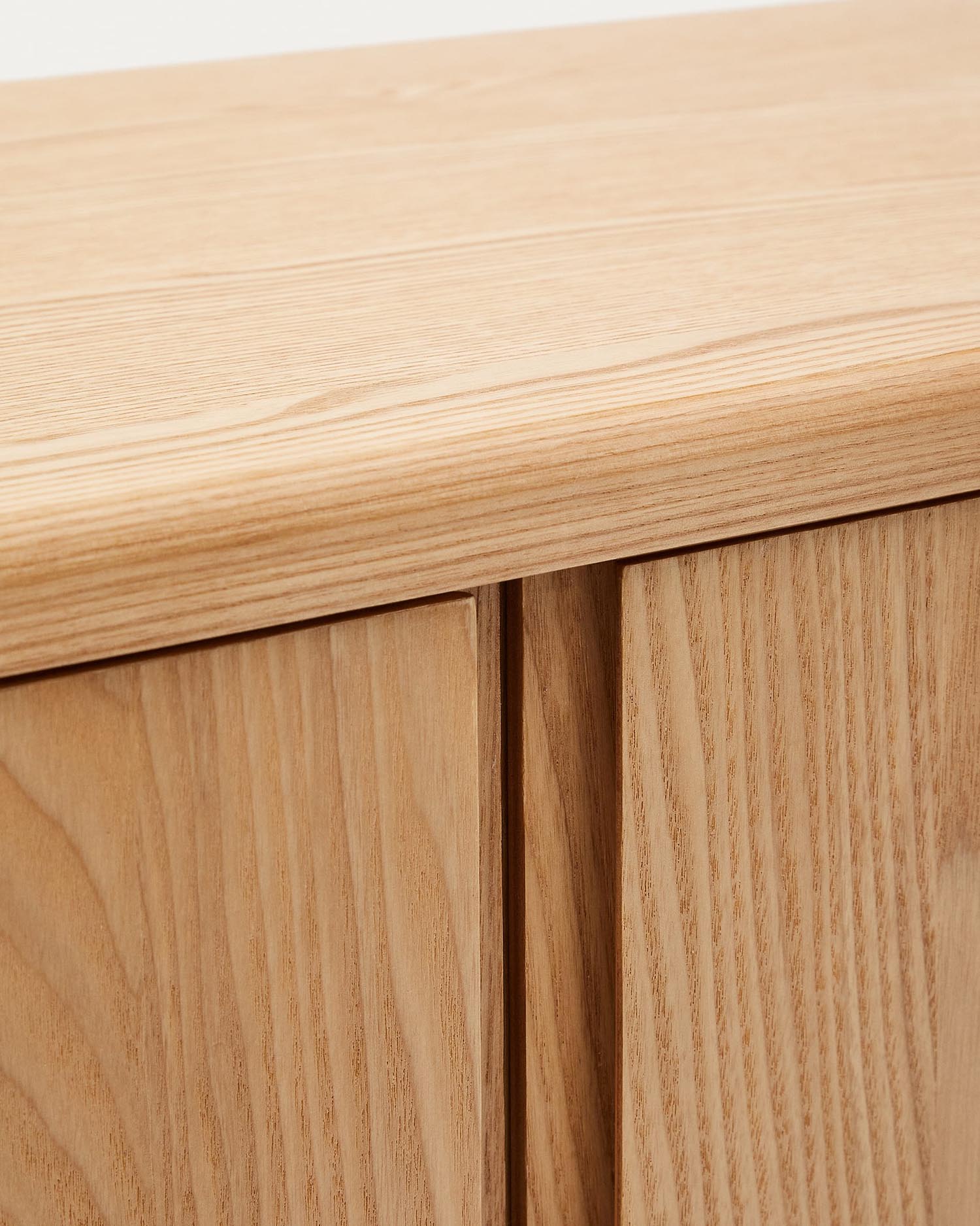 Stilvolles Salaya Highboard aus FSC-zertifiziertem Eschenfurnier, 100 x 134 cm, ideal für moderne Wohnräume mit elegantem Design und praktischem Stauraum.