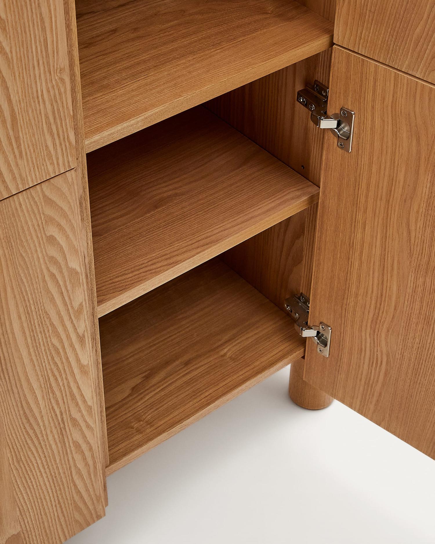 Elegantes Salaya Highboard aus hochwertigem Eschenfurnier, 100 x 134 cm, vereint stilvolles Design mit funktionalem Stauraum für Ihr Zuhause.