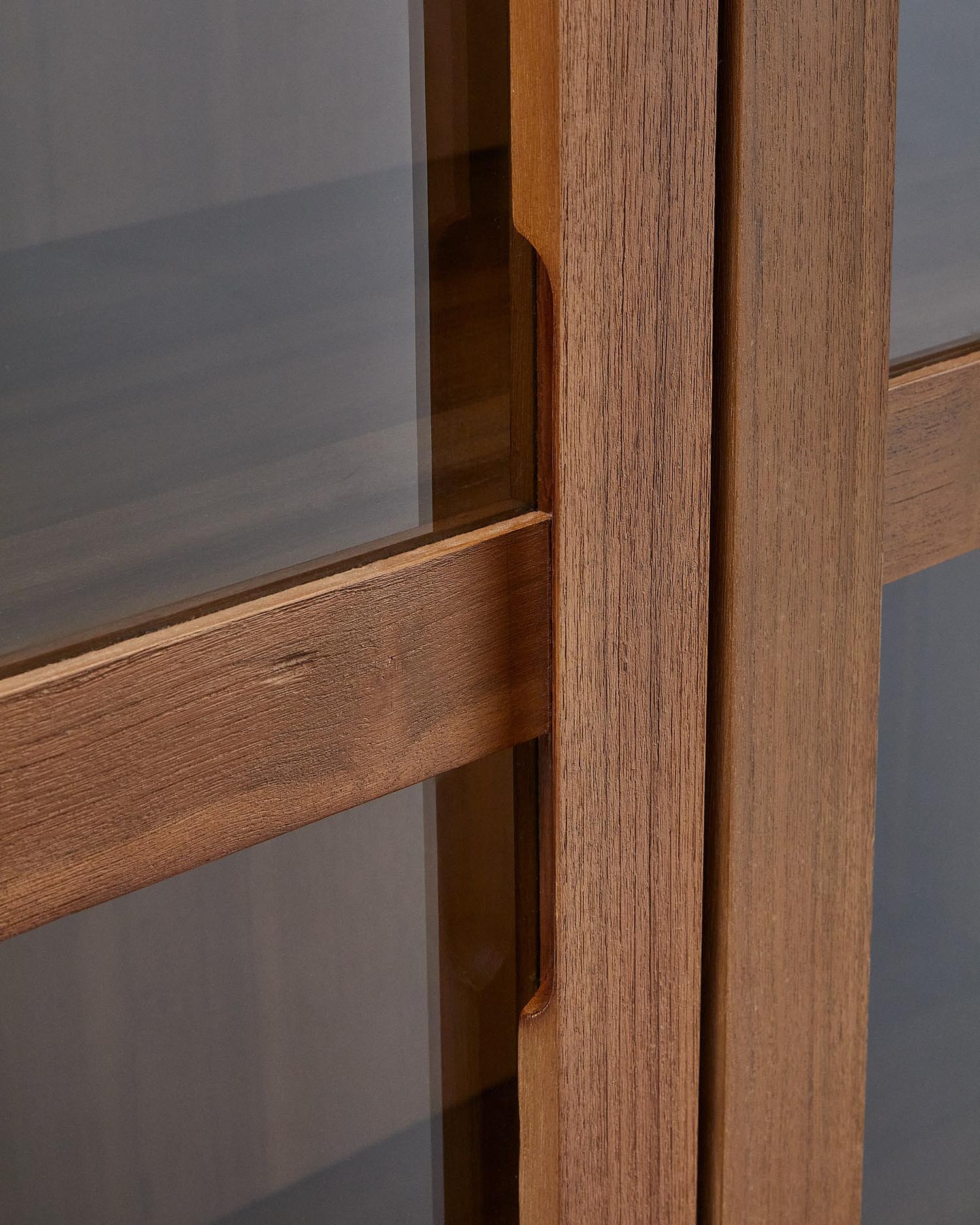 Die Sashi Vitrine von Kave Home aus robustem Teakholz (110 x 185 cm) vereint stilvolles Design mit funktionalem Stauraum für Ihre Lieblingsstücke.