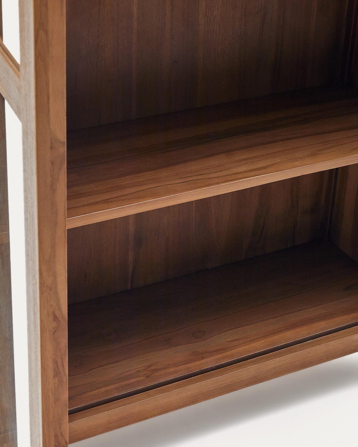 Die Sashi Vitrine von Kave Home aus massivem Teakholz (110 x 185 cm) bietet eleganten Stauraum und verleiht jedem Raum einen Hauch von Raffinesse.