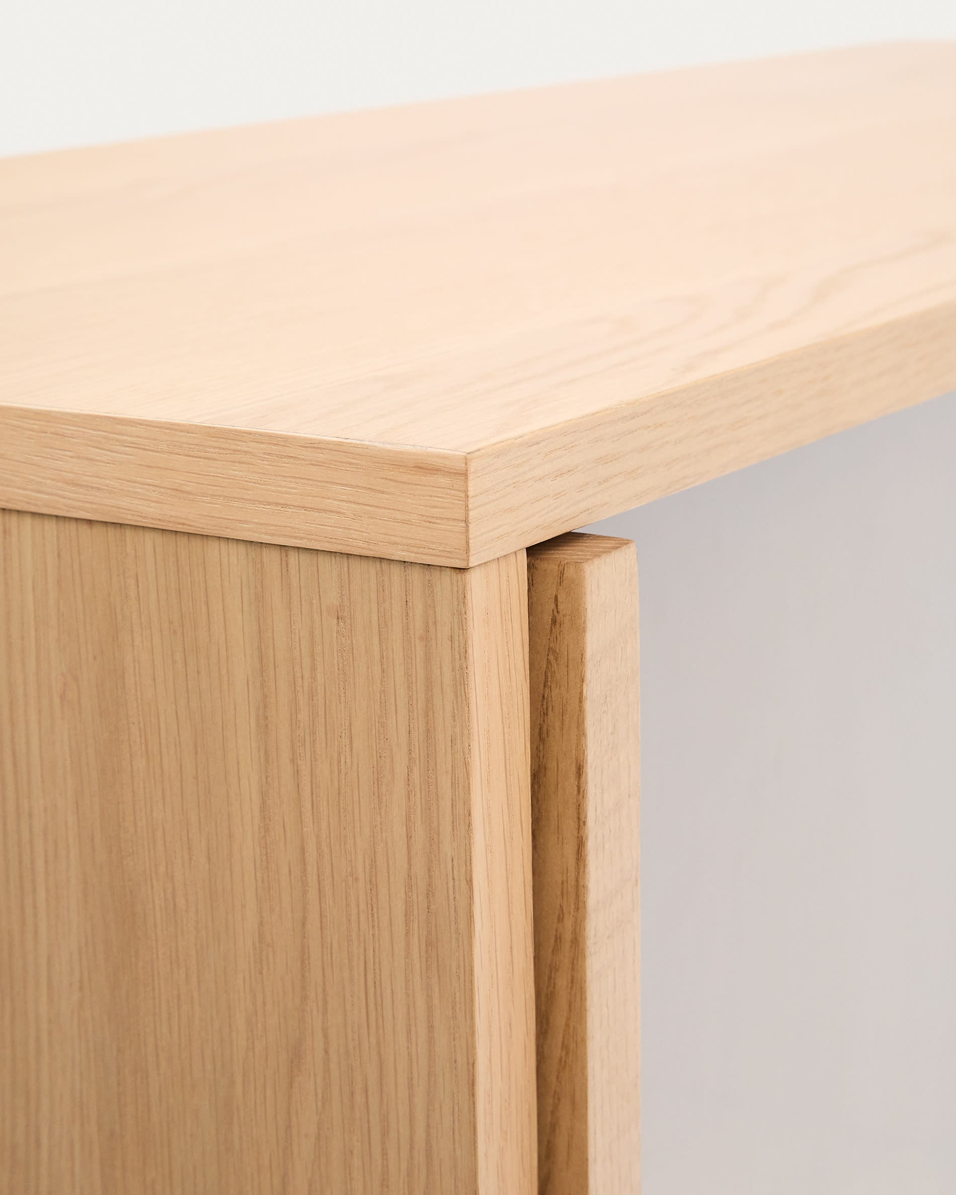 Elegante Vitrine Helvine von Kave Home: 4 Türen, 2 Schubladen, Eichenfurnier, gehärtetes Glas, FSC-zertifiziert, 100 x 174 cm – perfekter Stauraum für Ihre Schätze.