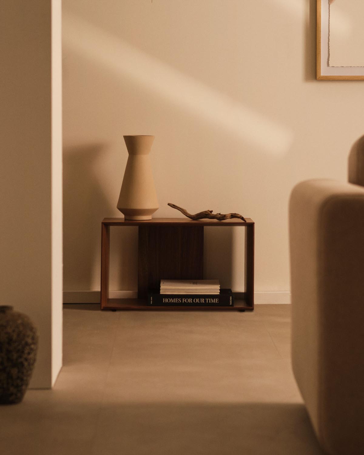 Stilvolles Litto Regalmodul aus edlem Nussholzfurnier, 67x38 cm.