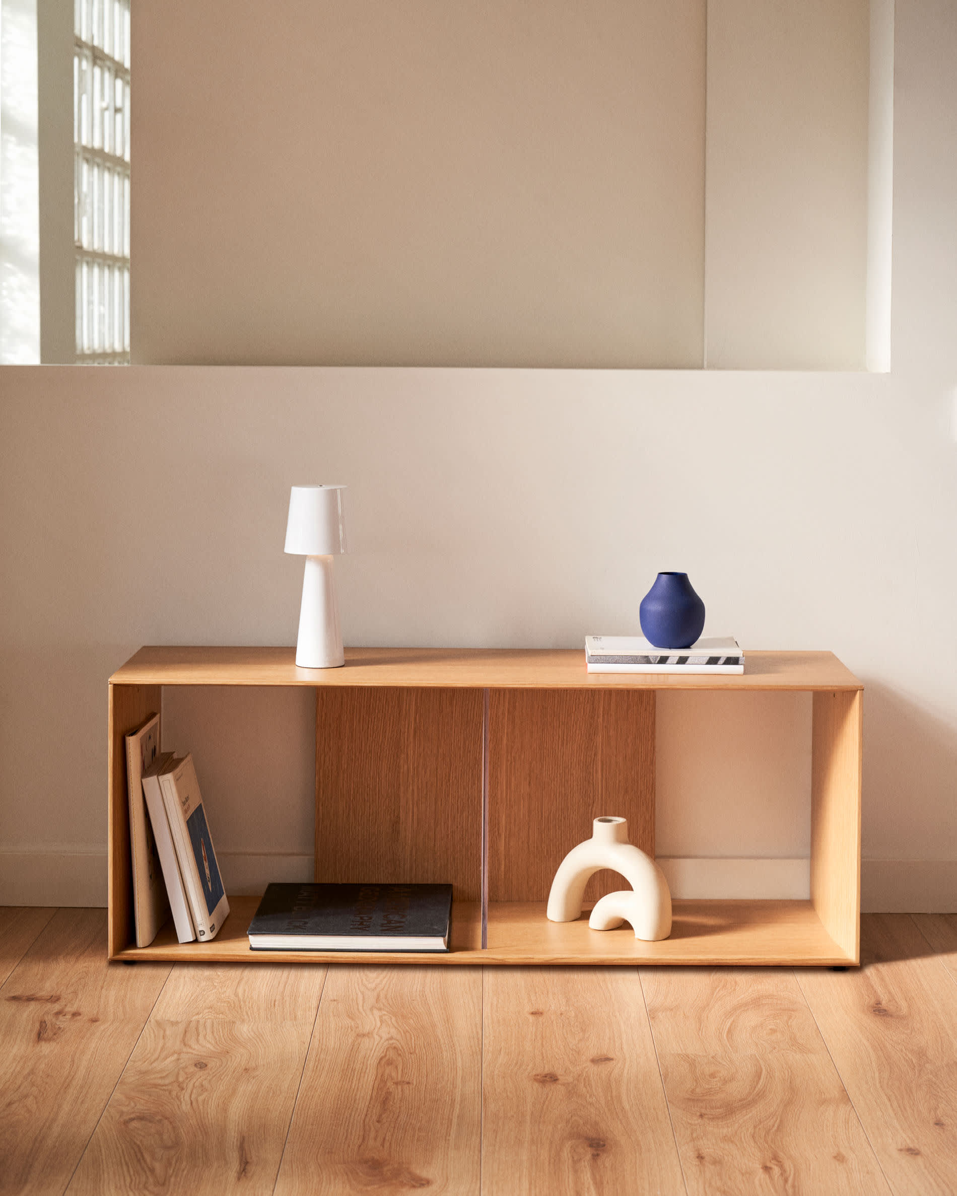 Elegantes Regalmodul aus Eichenfurnier, 101 x 38 cm, von Kave Home. Perfekt für stilvolle Aufbewahrung und modernes Wohndesign.