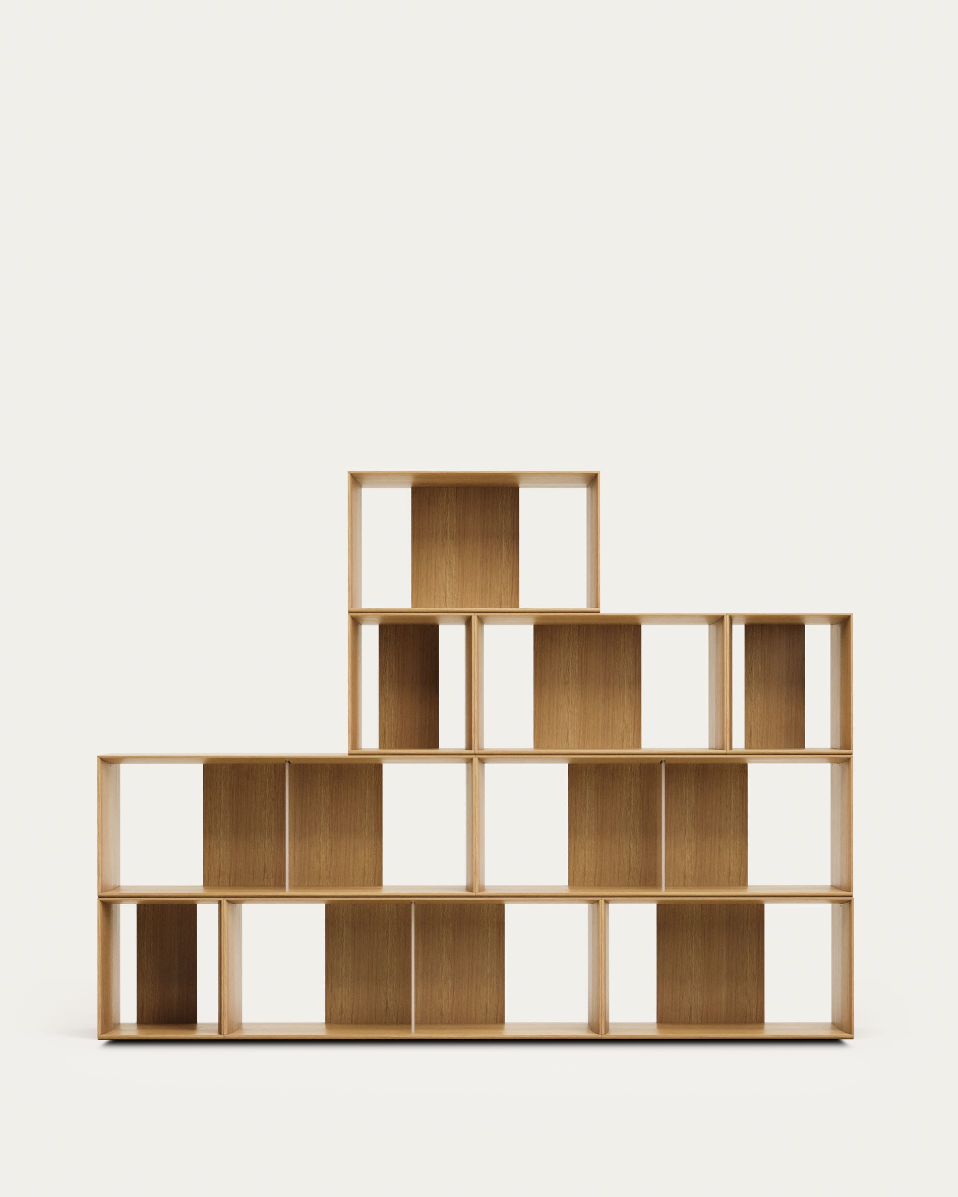 Das Litto Set besteht aus 9 modularen Regalen aus Eichenfurnier, ideal für stilvolle und flexible Aufbewahrung in jedem Raum.