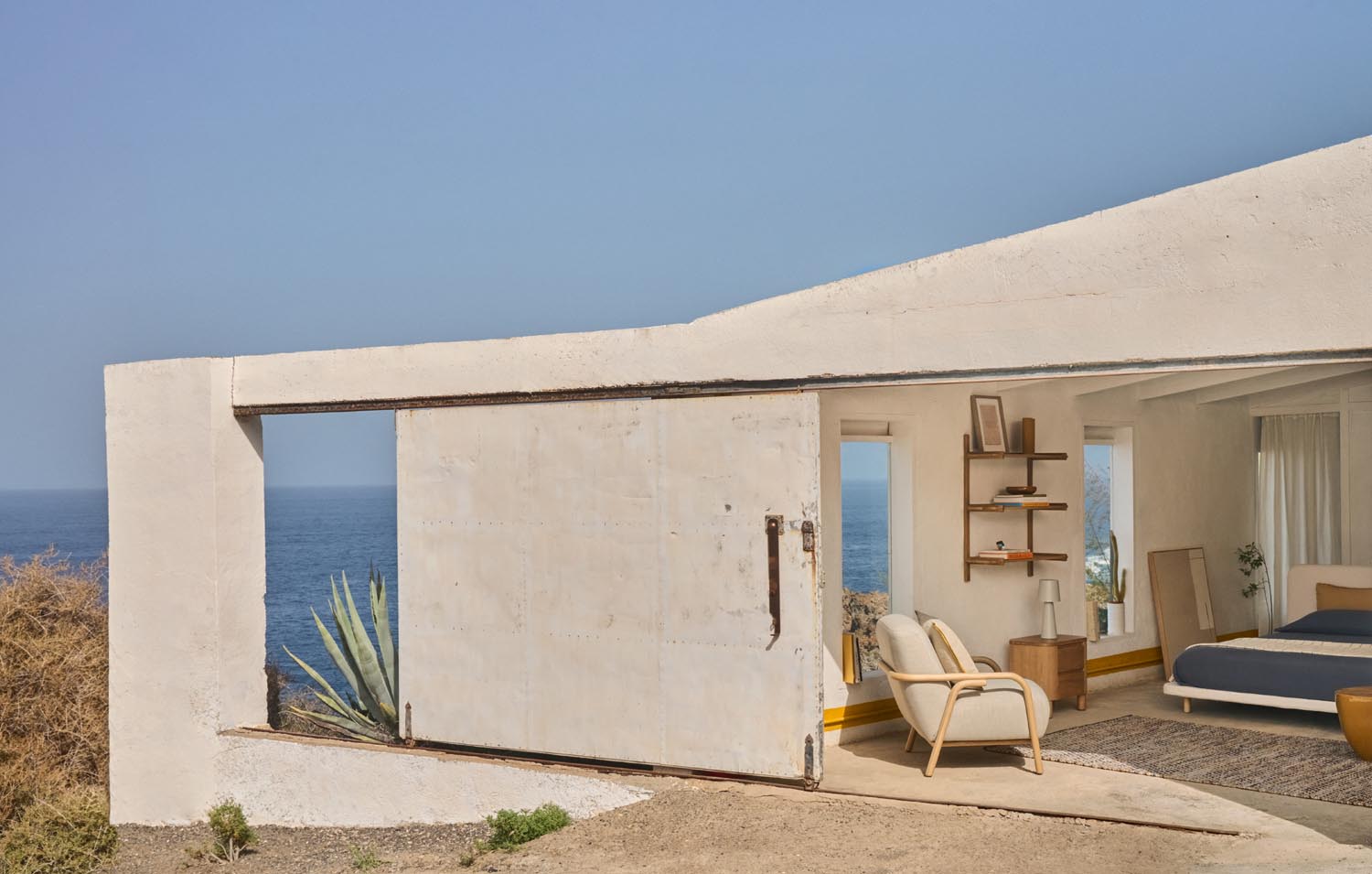 Das Sitra Regal von Kave Home, 90 cm, aus FSC-zertifiziertem Eichenholz, bietet 3 modulare Böden mit natürlichem Finish, elegant und nachhaltig.