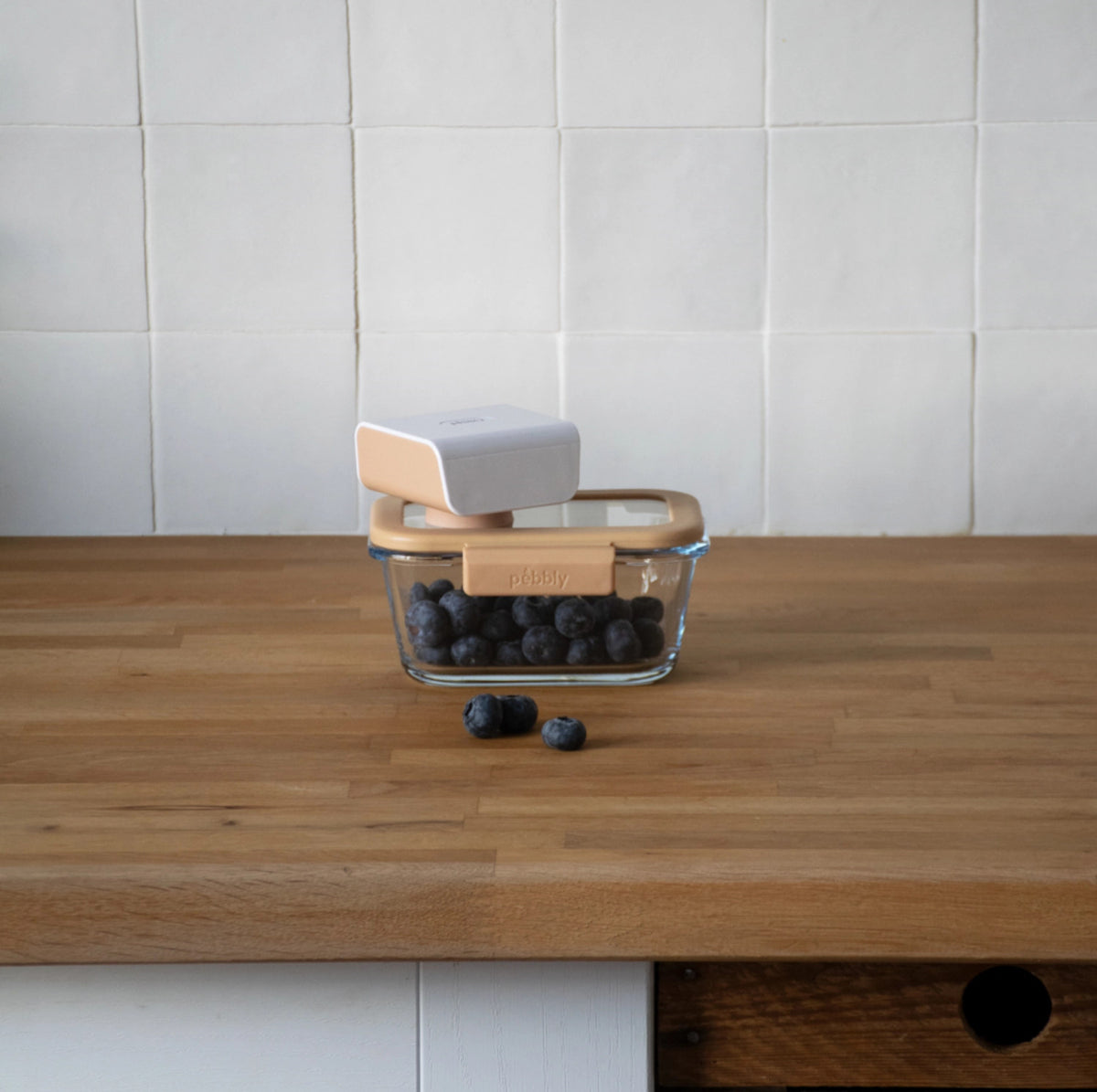 Pebbly Wiederaufladbare Vakuumpumpe elektrisch in Weiss präsentiert im Onlineshop von KAQTU Design AG. Küchengerät ist von Pebbly