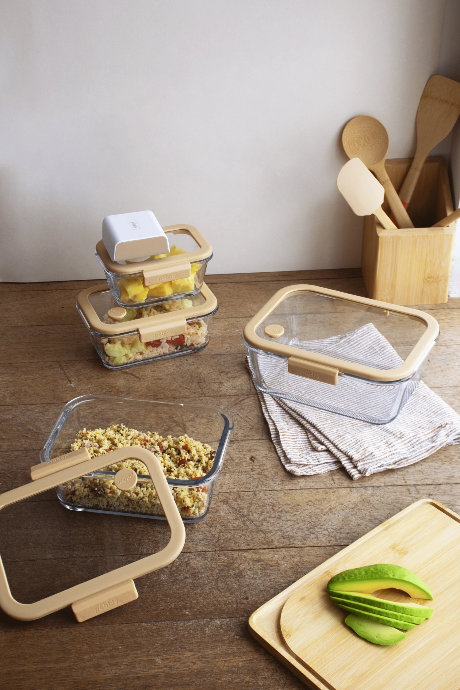 Sichern Sie sich das 5er Set Pebbly Vakuum Vorratsdosen aus robustem Glas. Perfekt für die Aufbewahrung von Lebensmitteln, mit luftdichtem Verschluss und elegantem Design!