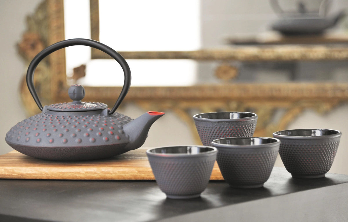 Teekannenset mit 4 Gläsern, 800ml, Gusseisen, Grau in Silber präsentiert im Onlineshop von KAQTU Design AG. Kanne ist von Easy Life