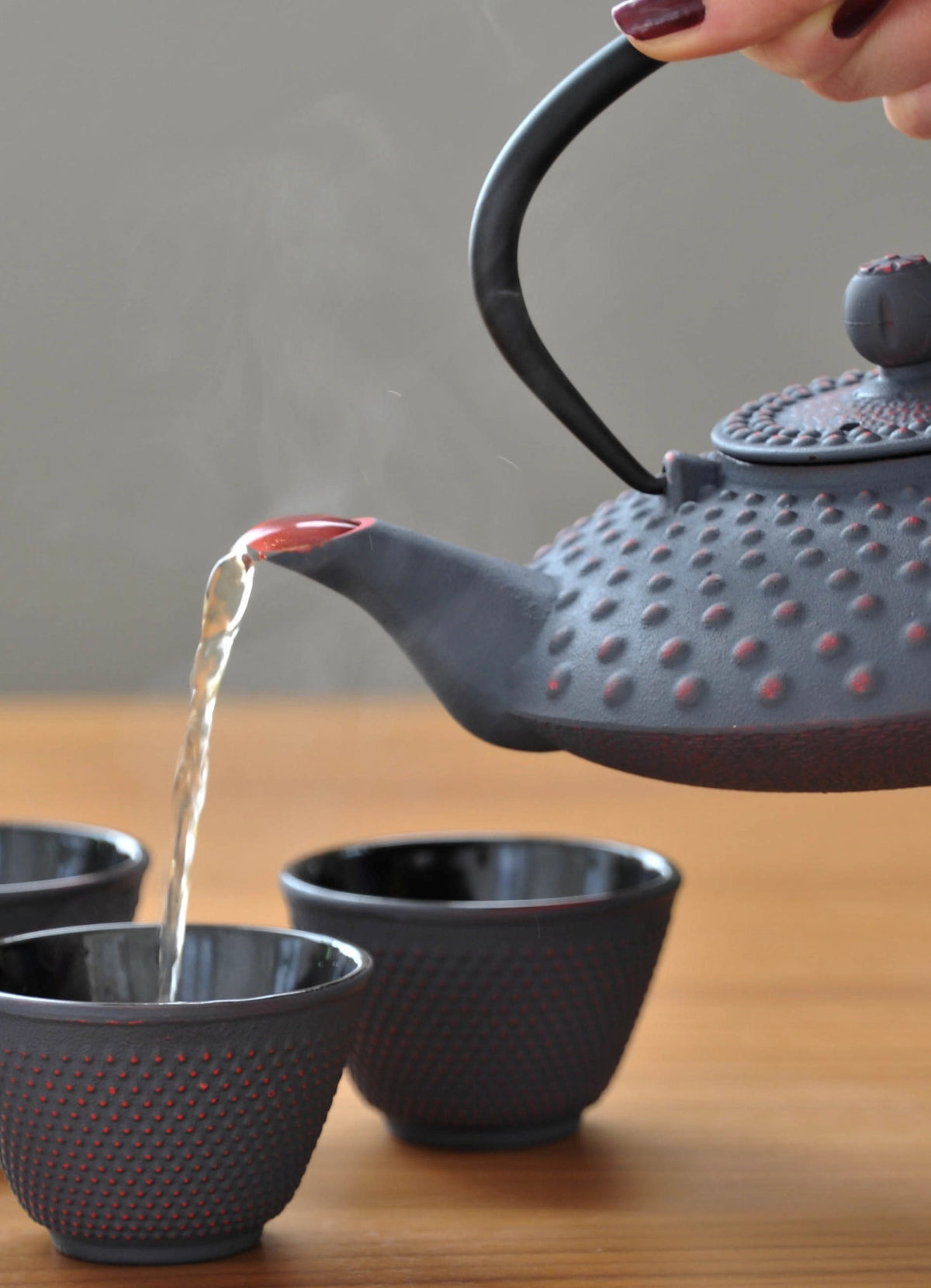 Teekannenset mit 4 Gläsern, 800ml, Gusseisen, Grau in Silber präsentiert im Onlineshop von KAQTU Design AG. Kanne ist von Easy Life