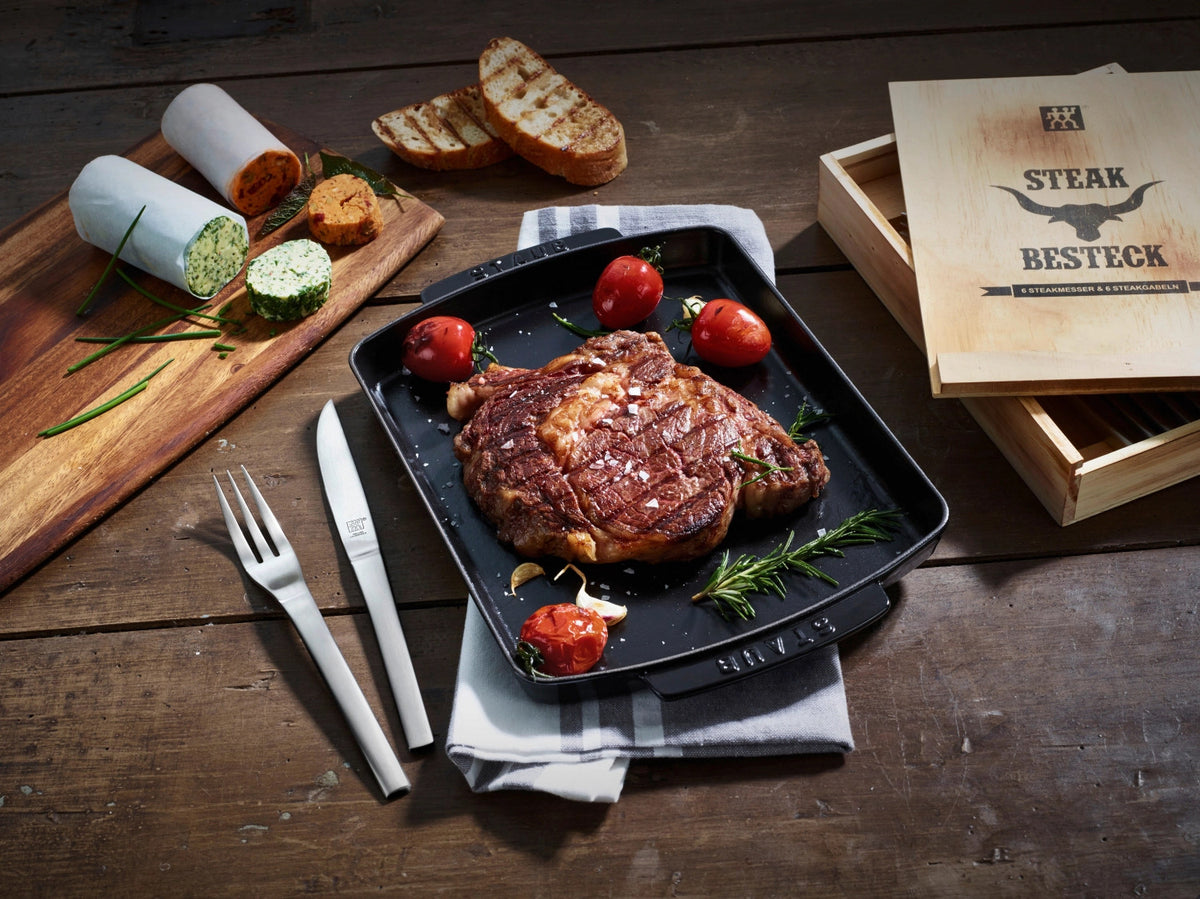 TWIN Steak Besteckset 12-tlg. in Holzbox in Silber präsentiert im Onlineshop von KAQTU Design AG. Küchenmesser ist von Zwilling Kitchen