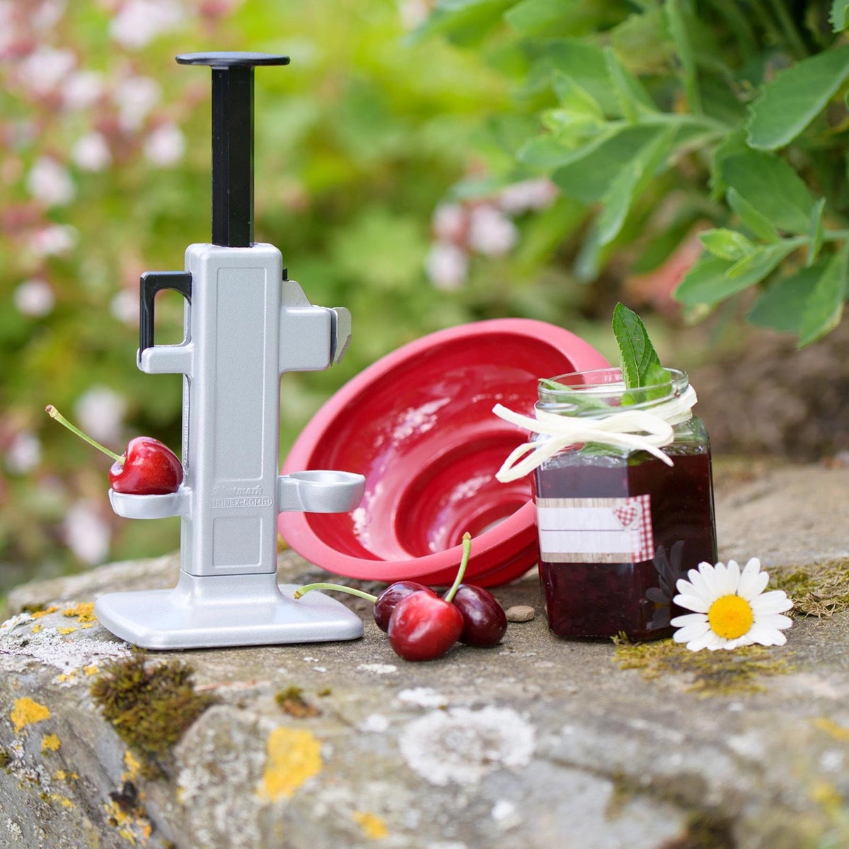 2-tlg. Set Einmachtrichter Twix, 17x15x4 u. 11x10x4cm in Rot präsentiert im Onlineshop von KAQTU Design AG. Küchenhelfer ist von Westmark