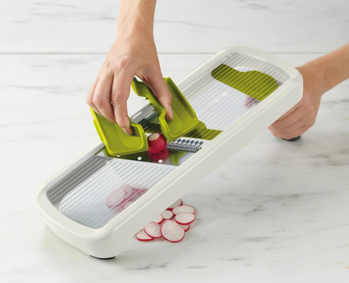 Multi-Grip Mandoline Plus Weiss in Weiss präsentiert im Onlineshop von KAQTU Design AG. Küchenhelfer ist von Joseph Joseph