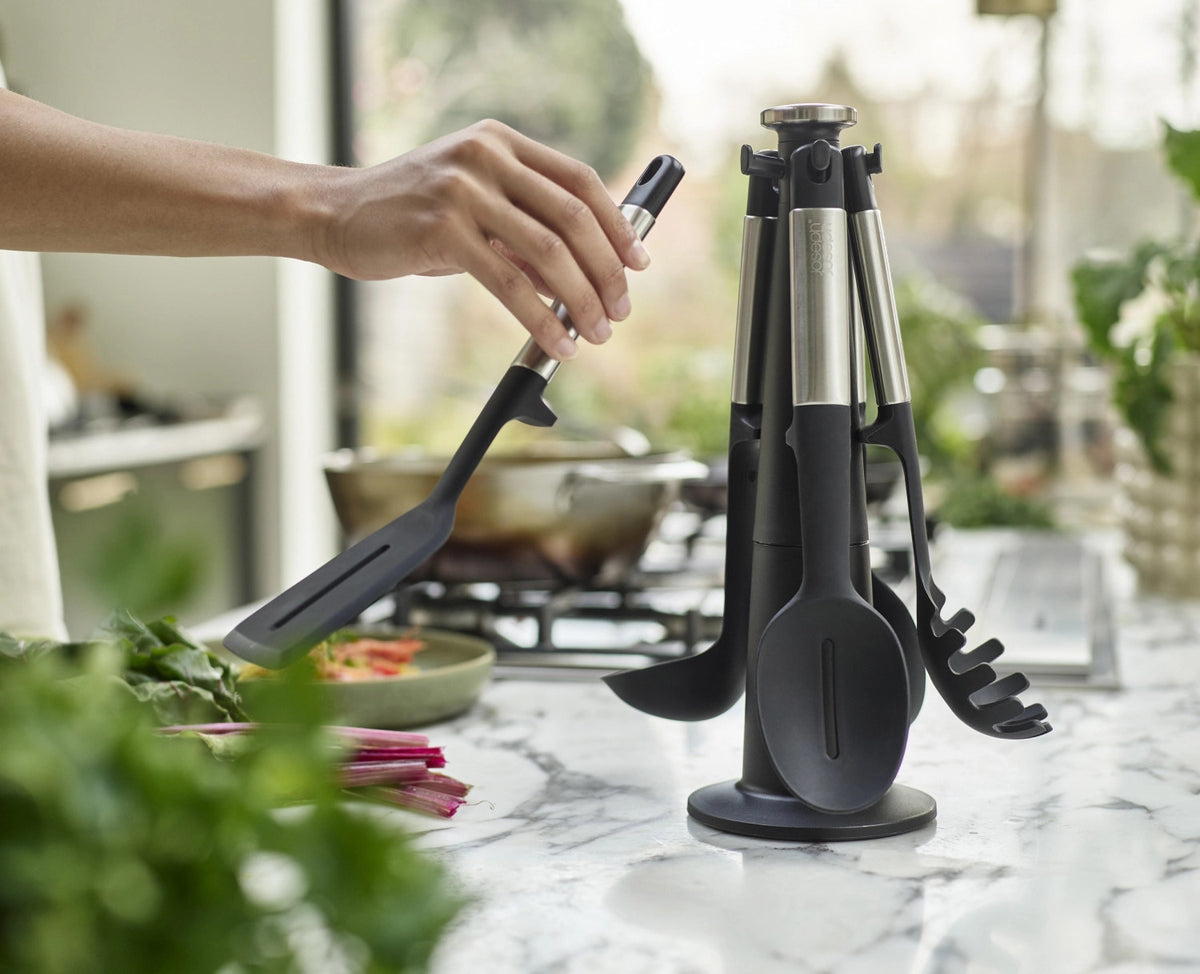 Elevate Karussell 5tlg. Silikon/Stahl in Schwarz präsentiert im Onlineshop von KAQTU Design AG. Kochbesteck ist von Joseph Joseph