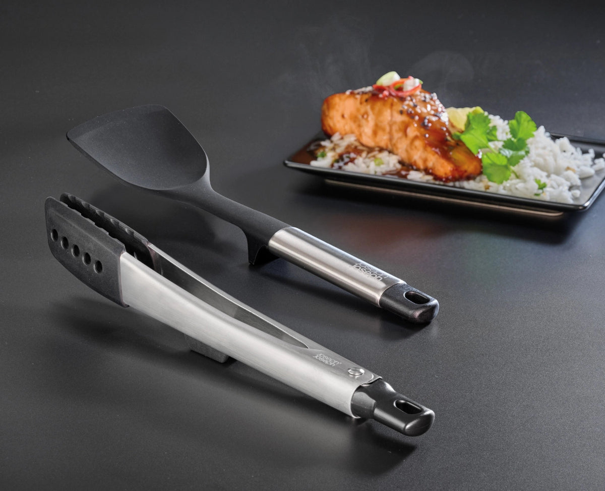 Elevate Fusion 3tlg. Silikon-Set mit Ständer in Schwarz präsentiert im Onlineshop von KAQTU Design AG. Kochbesteck ist von Joseph Joseph