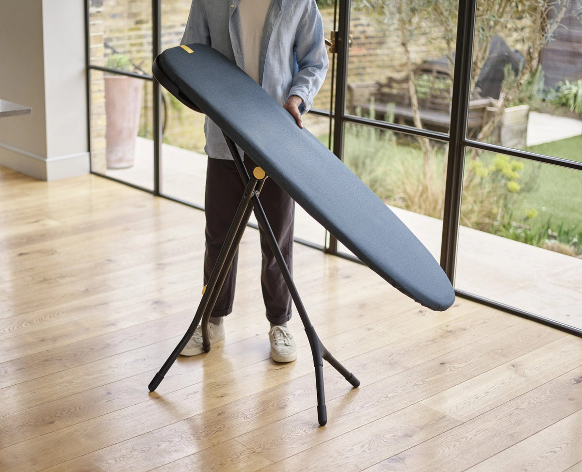 Glide Max Plus Bügelbrett Schwarz/Blau in Blau präsentiert im Onlineshop von KAQTU Design AG. Haushaltshilfen ist von Joseph Joseph