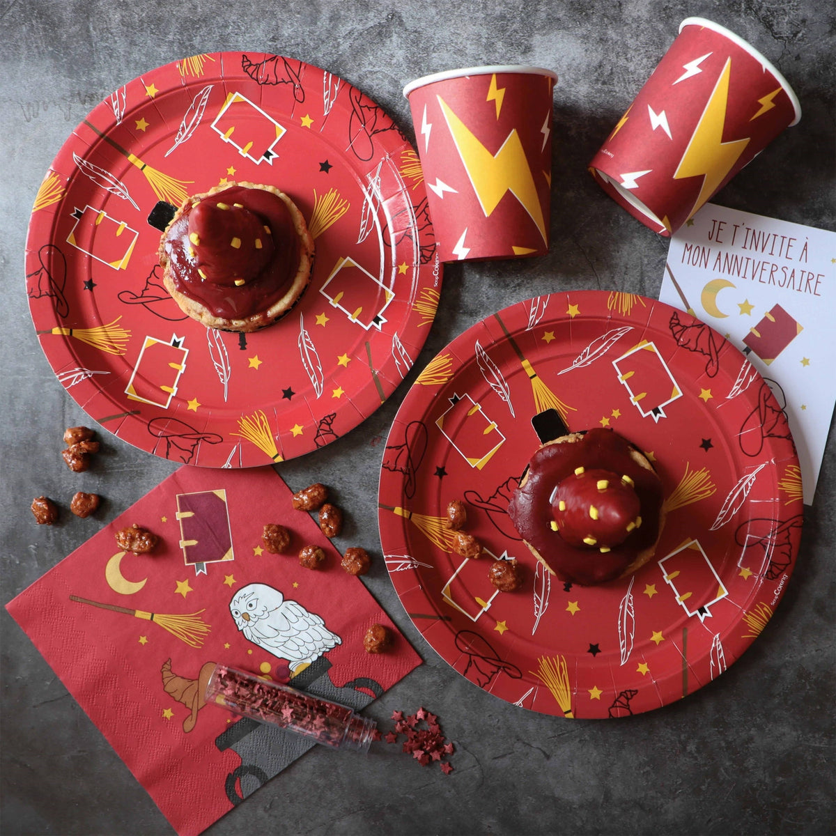 20er Set Papierserviette Zauberei 33x33cm in Rot präsentiert im Onlineshop von KAQTU Design AG. Servietten ist von Scrap Cooking