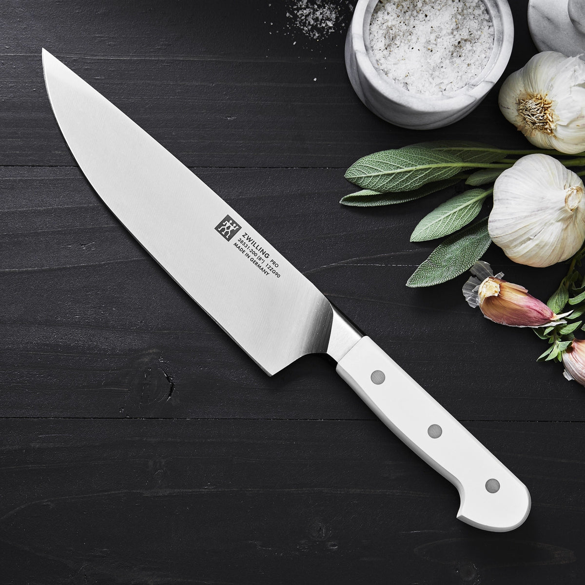 Pro le blanc Kochmesser 200mm in Weiss präsentiert im Onlineshop von KAQTU Design AG. Küchenmesser ist von Zwilling Kitchen