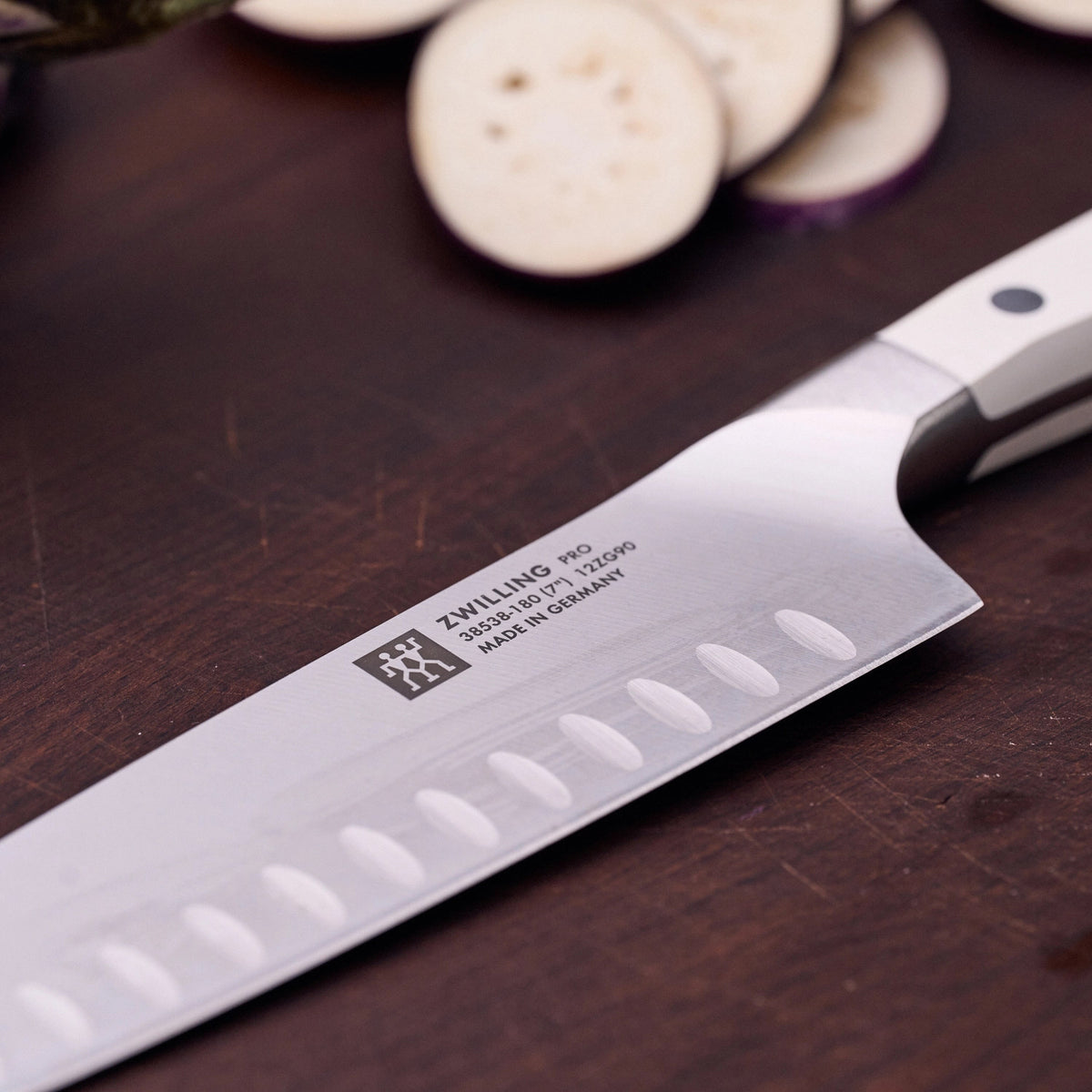 Pro le blanc Santokumesser 180mm in Weiss präsentiert im Onlineshop von KAQTU Design AG. Küchenmesser ist von Zwilling Kitchen