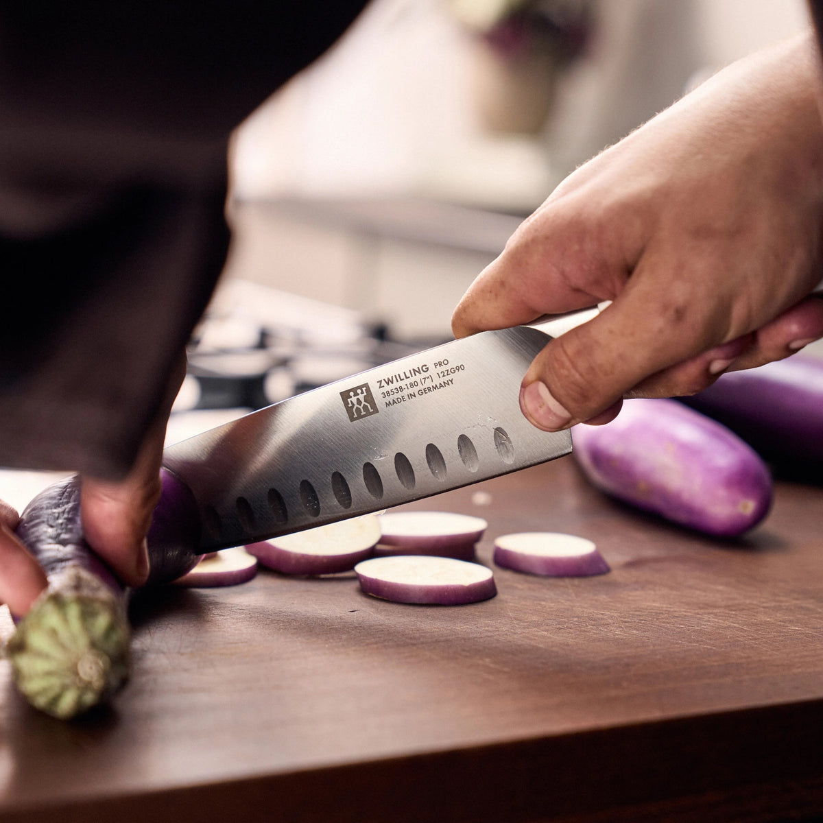 Pro le blanc Santokumesser 180mm in Weiss präsentiert im Onlineshop von KAQTU Design AG. Küchenmesser ist von Zwilling Kitchen