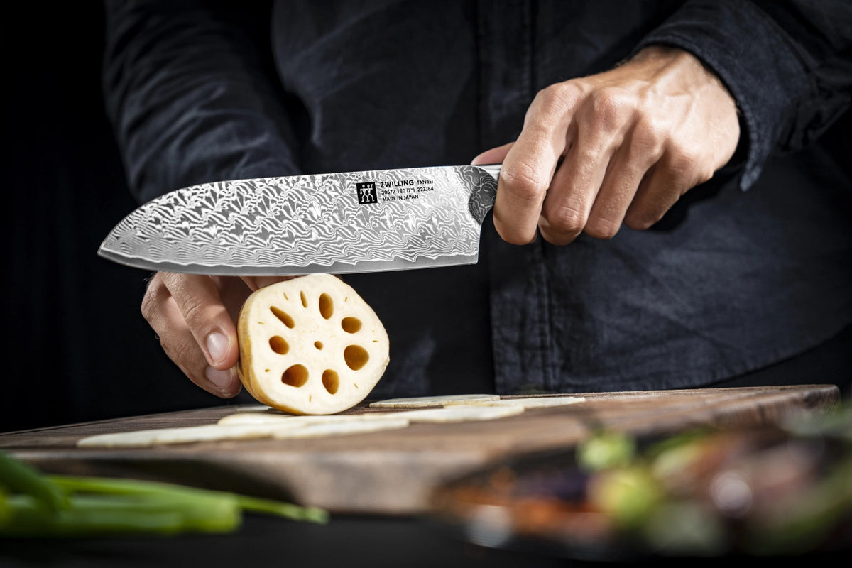 Tanrei Santokumesser 180mm in Schwarz präsentiert im Onlineshop von KAQTU Design AG. Küchenmesser ist von Zwilling Kitchen