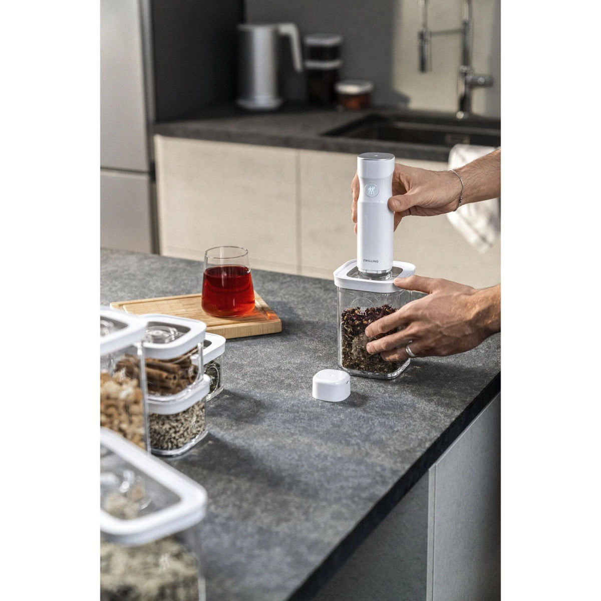 Cube Box L, 7.6x21.4x21.4cm, 1.6l, Transparent-weiss in Transparent präsentiert im Onlineshop von KAQTU Design AG. Aufbewahrungsbeutel ist von Zwilling