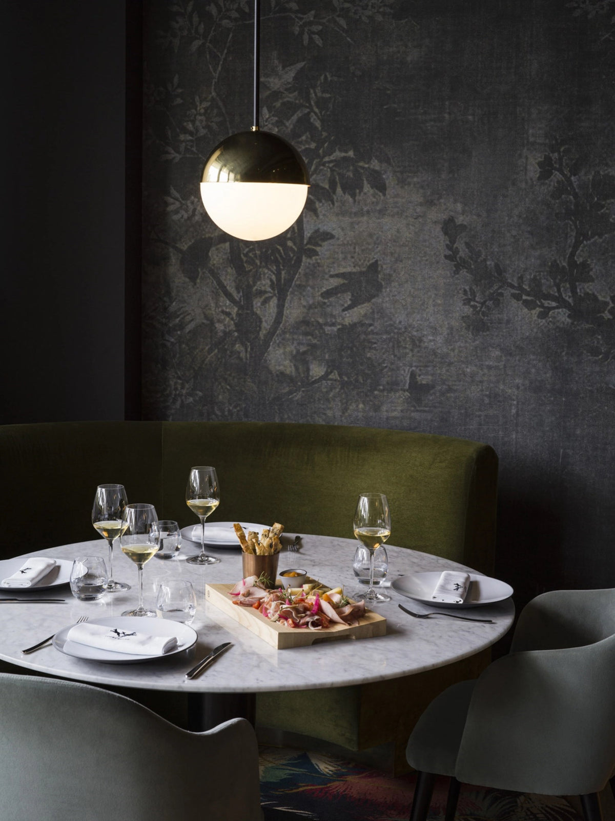 Courchevel Tafelmesser edelstahl glänzend in Silber präsentiert im Onlineshop von KAQTU Design AG. Besteck ist von Revol