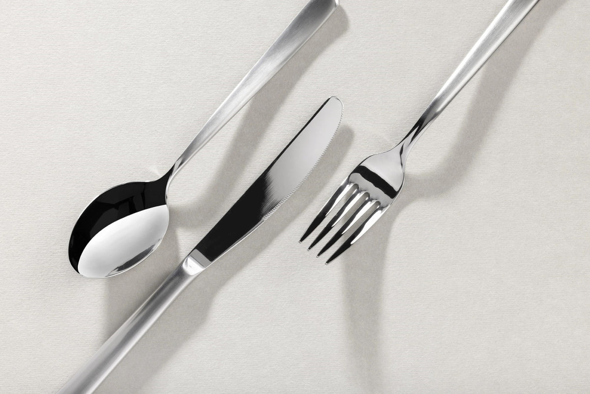 Courchevel Tafelmesser edelstahl matt in Silber präsentiert im Onlineshop von KAQTU Design AG. Besteck ist von Revol