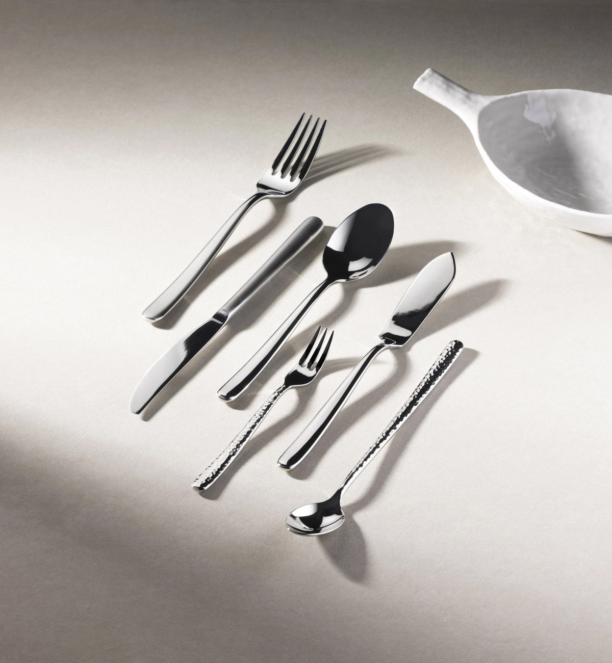 Courchevel Austern-/Cocktailgabel edelstahl martele in Silber präsentiert im Onlineshop von KAQTU Design AG. Besteck ist von Revol