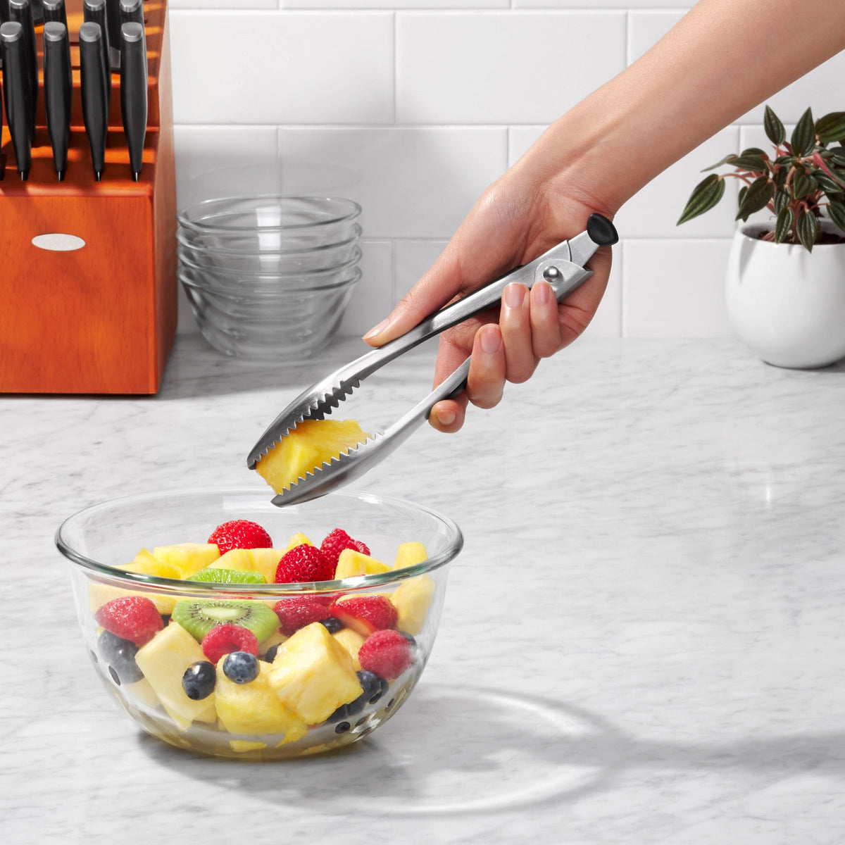 Good Grips Steel Eiskübel und Zangenset in Silber präsentiert im Onlineshop von KAQTU Design AG. Barzubehör ist von OXO