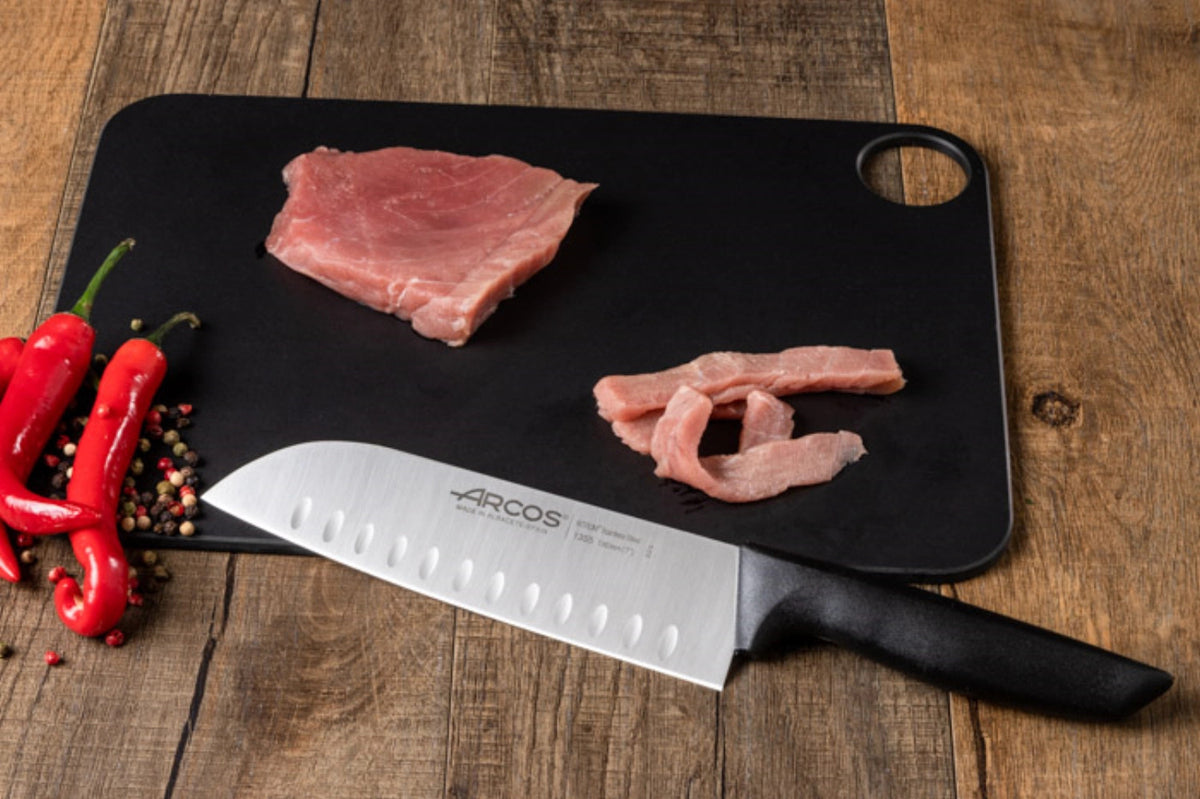 Niza Santoku Messer Klinge 18cm in Schwarz präsentiert im Onlineshop von KAQTU Design AG. Küchenmesser ist von Arcos