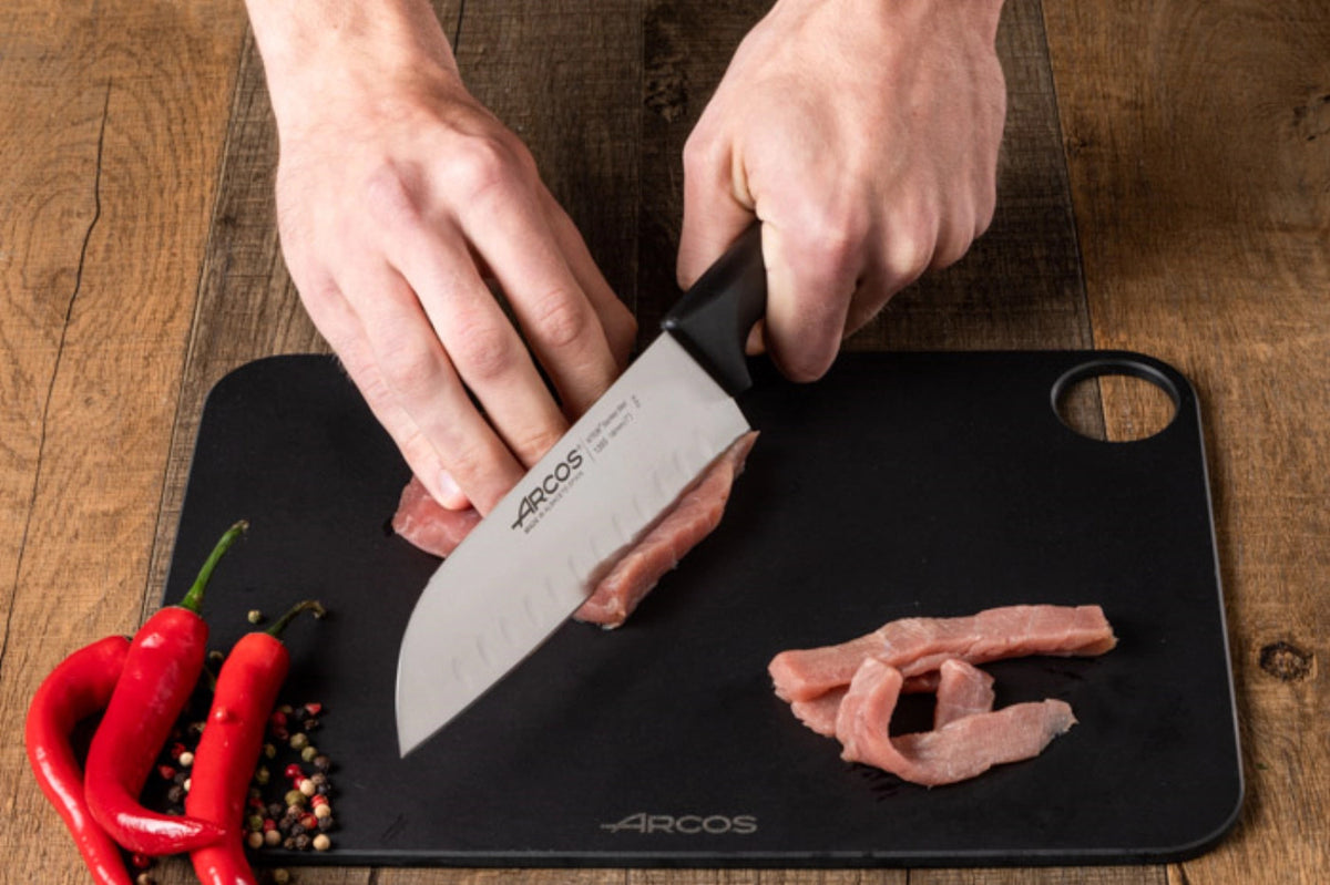 Niza Santoku Messer Klinge 18cm in Schwarz präsentiert im Onlineshop von KAQTU Design AG. Küchenmesser ist von Arcos