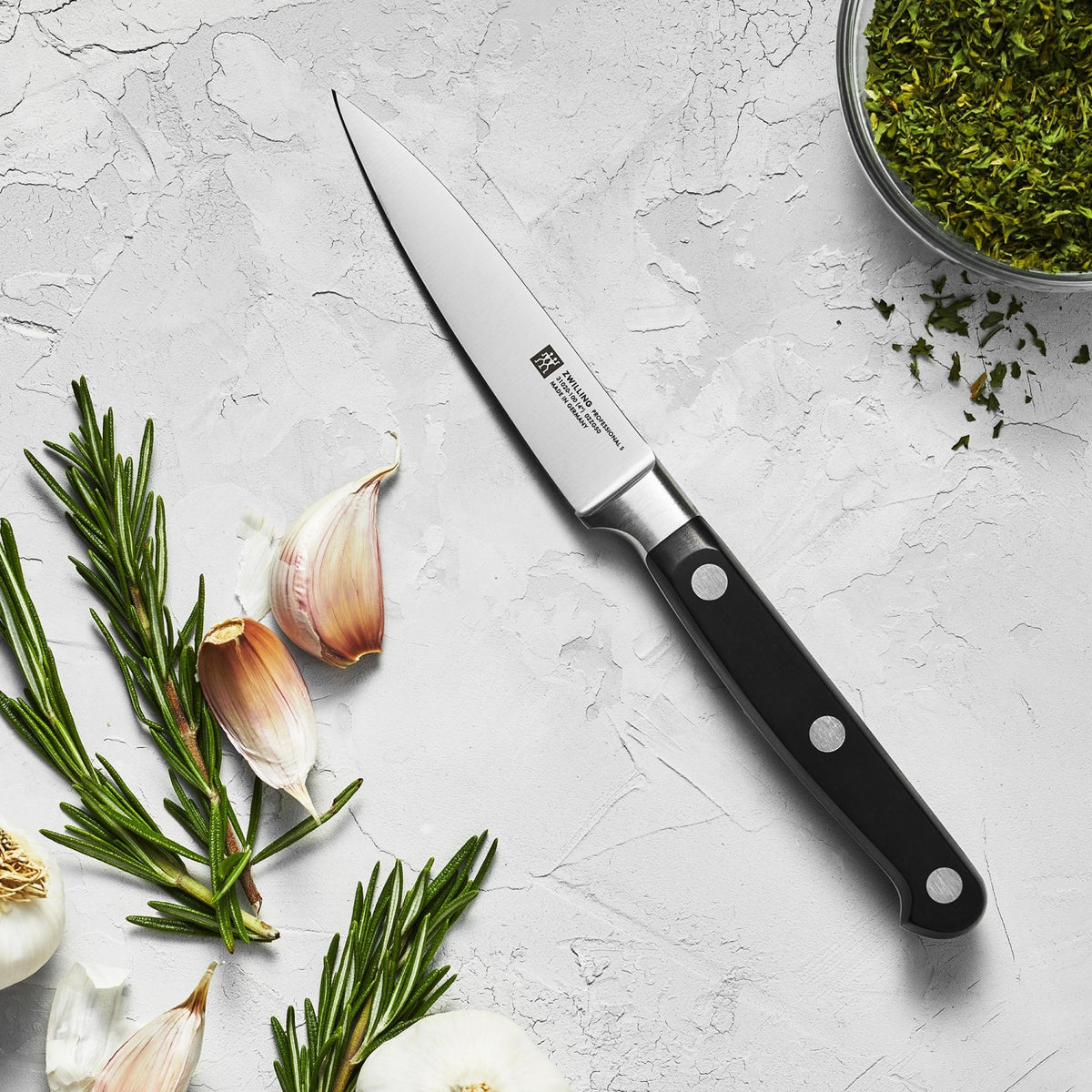 Professional "S" Spick- und Garniermesser 100 mm in Schwarz präsentiert im Onlineshop von KAQTU Design AG. Küchenmesser ist von Zwilling Kitchen