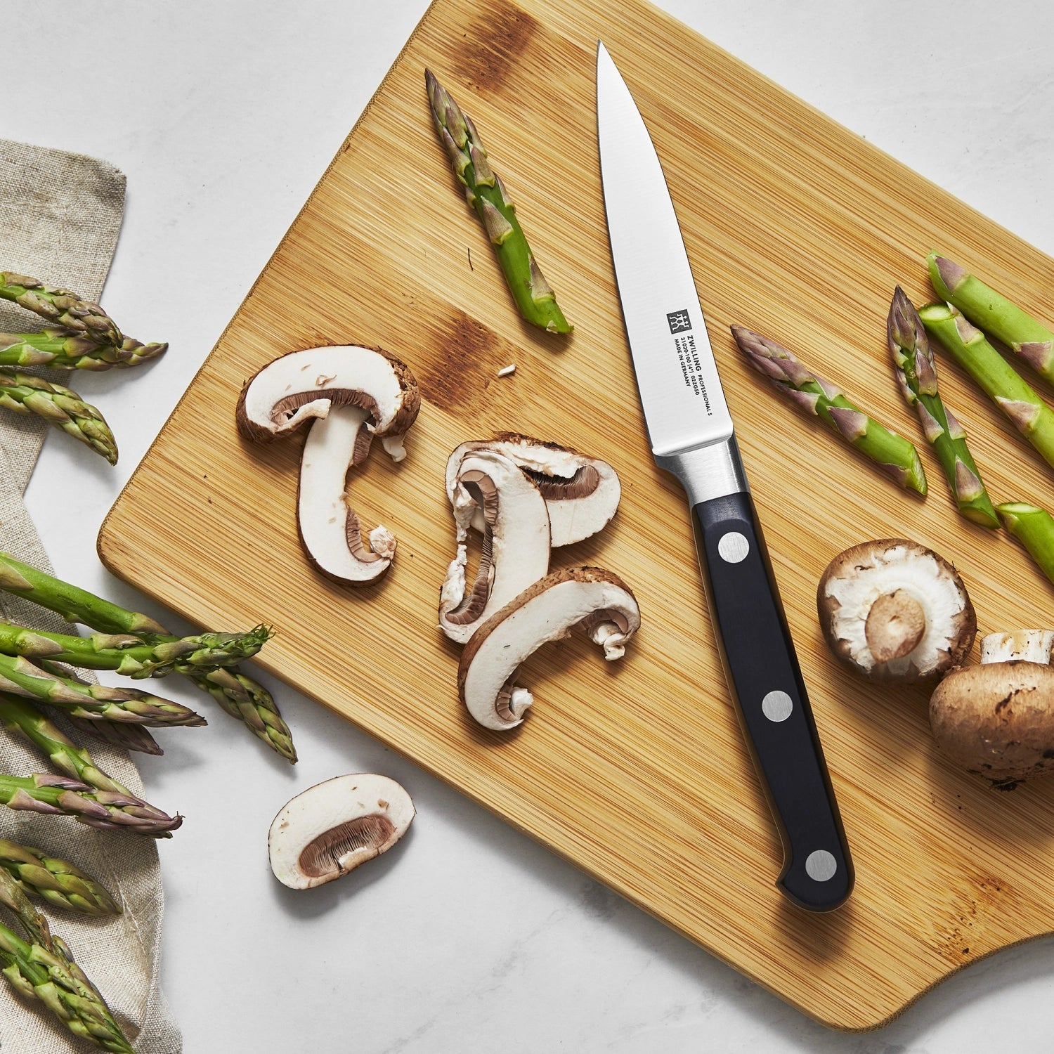 Erleben Sie mit dem Professional "S" Spick- und Garniermesser 100 mm von Zwilling höchste Präzision und Qualität für Ihre Küchenarbeiten.