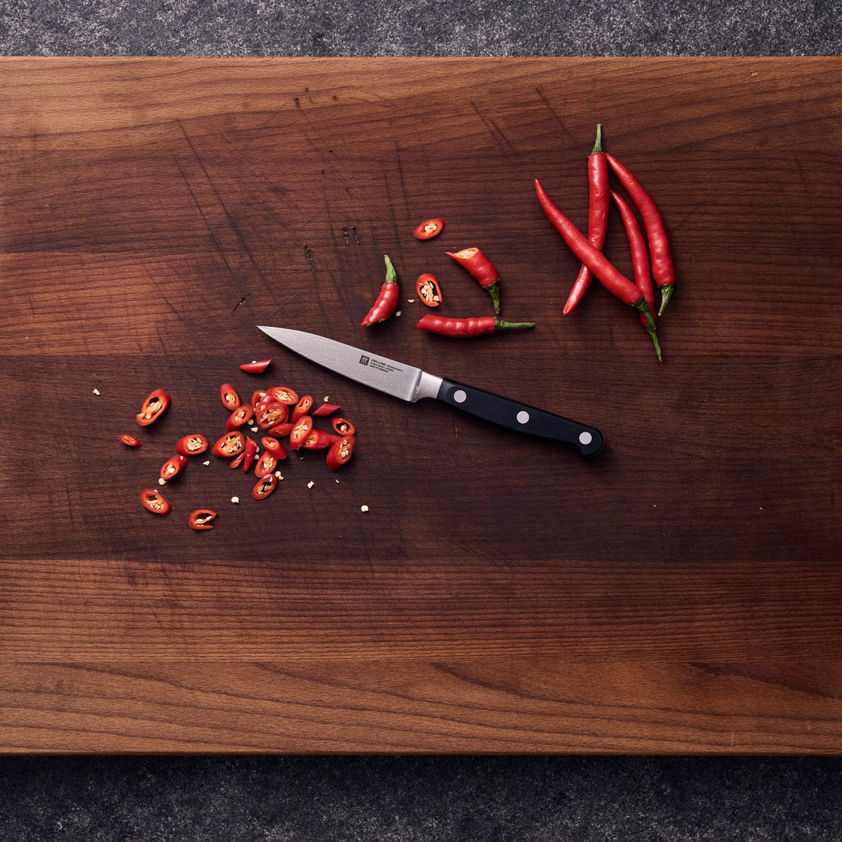 Professional "S" Spick- und Garniermesser 100 mm in Schwarz präsentiert im Onlineshop von KAQTU Design AG. Küchenmesser ist von Zwilling Kitchen