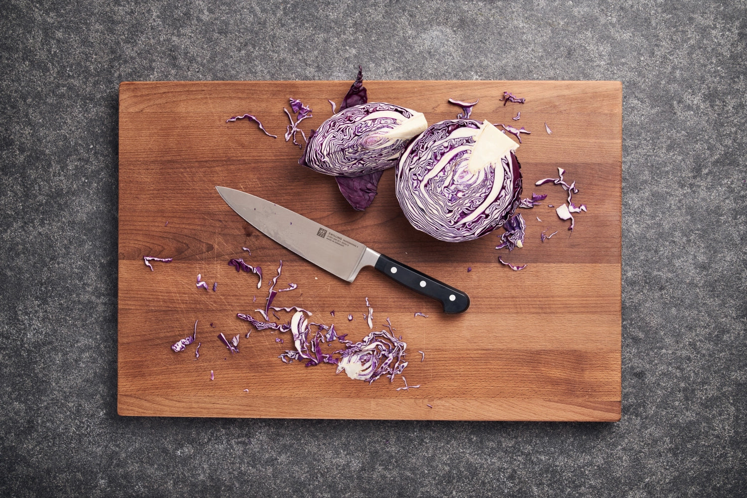 Erleben Sie mit dem Professional "S" Spick- und Garniermesser 100 mm von Zwilling höchste Präzision und Qualität für Ihre Küchenarbeiten.